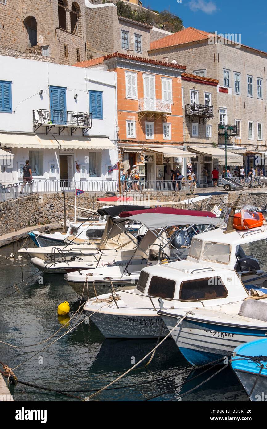 Fischerboote und Häuser im Hafen von Hydra Island, Griechenland. Stockfoto