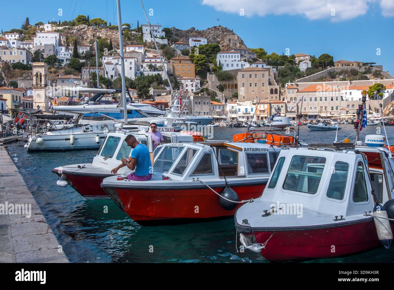 Taxiboote im Hafen der Insel Hydra in Griechenland Stockfoto