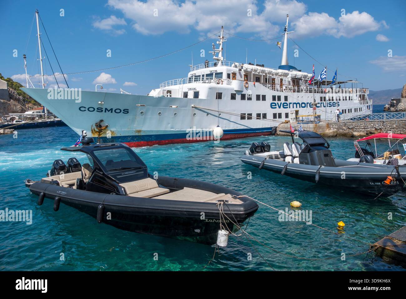 Motorboote und Kreuzfahrtschiffe im Hafen von Hydra Island, Griechenland Stockfoto