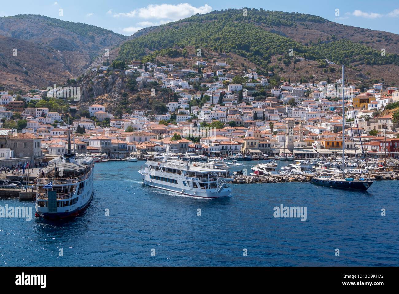 Panoramablick auf den Hafen und das Dorf Hydra Island, Griechenland Stockfoto