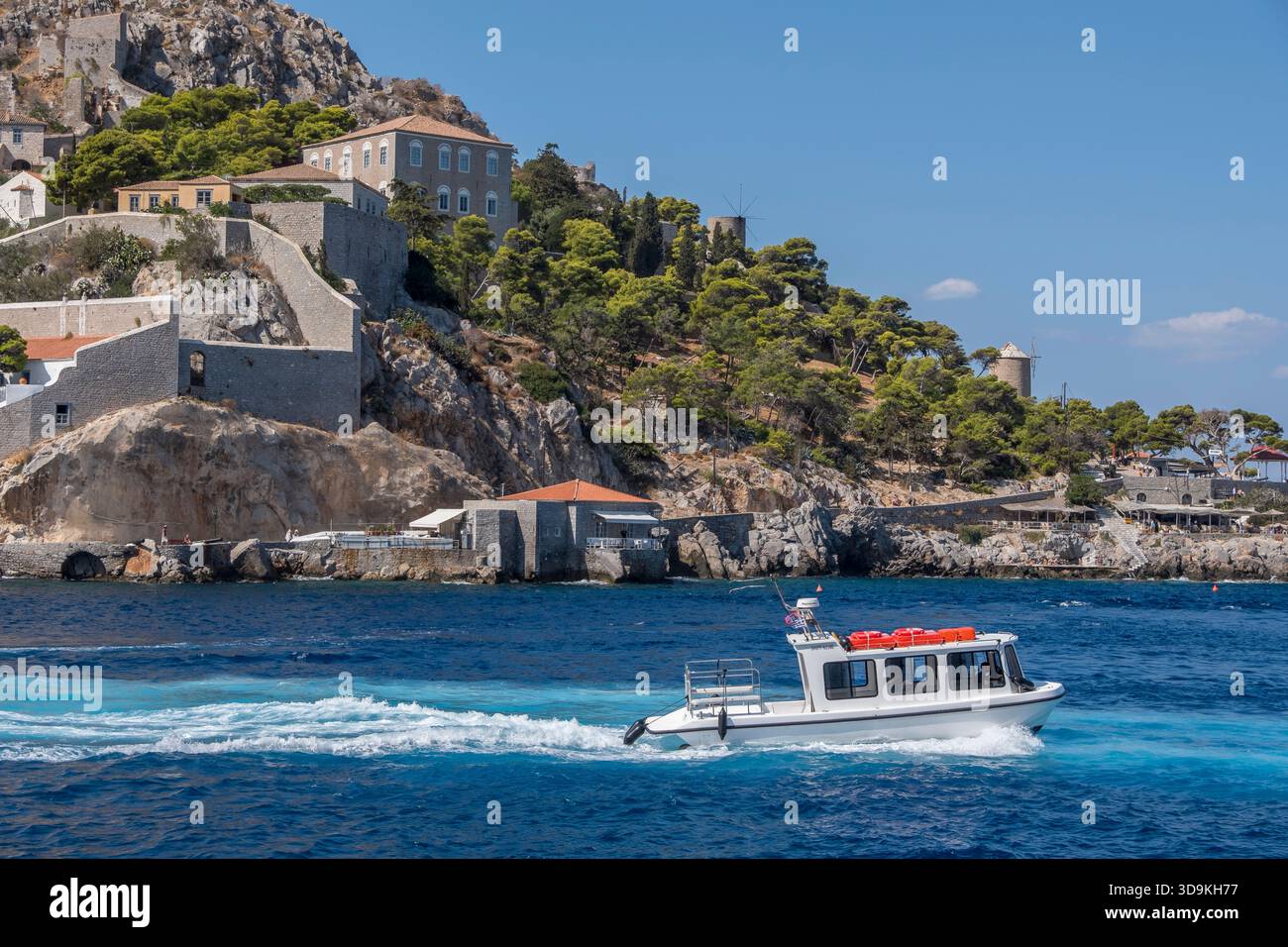 Bootsegeln neben der Insel Hydra in Griechenland Stockfoto