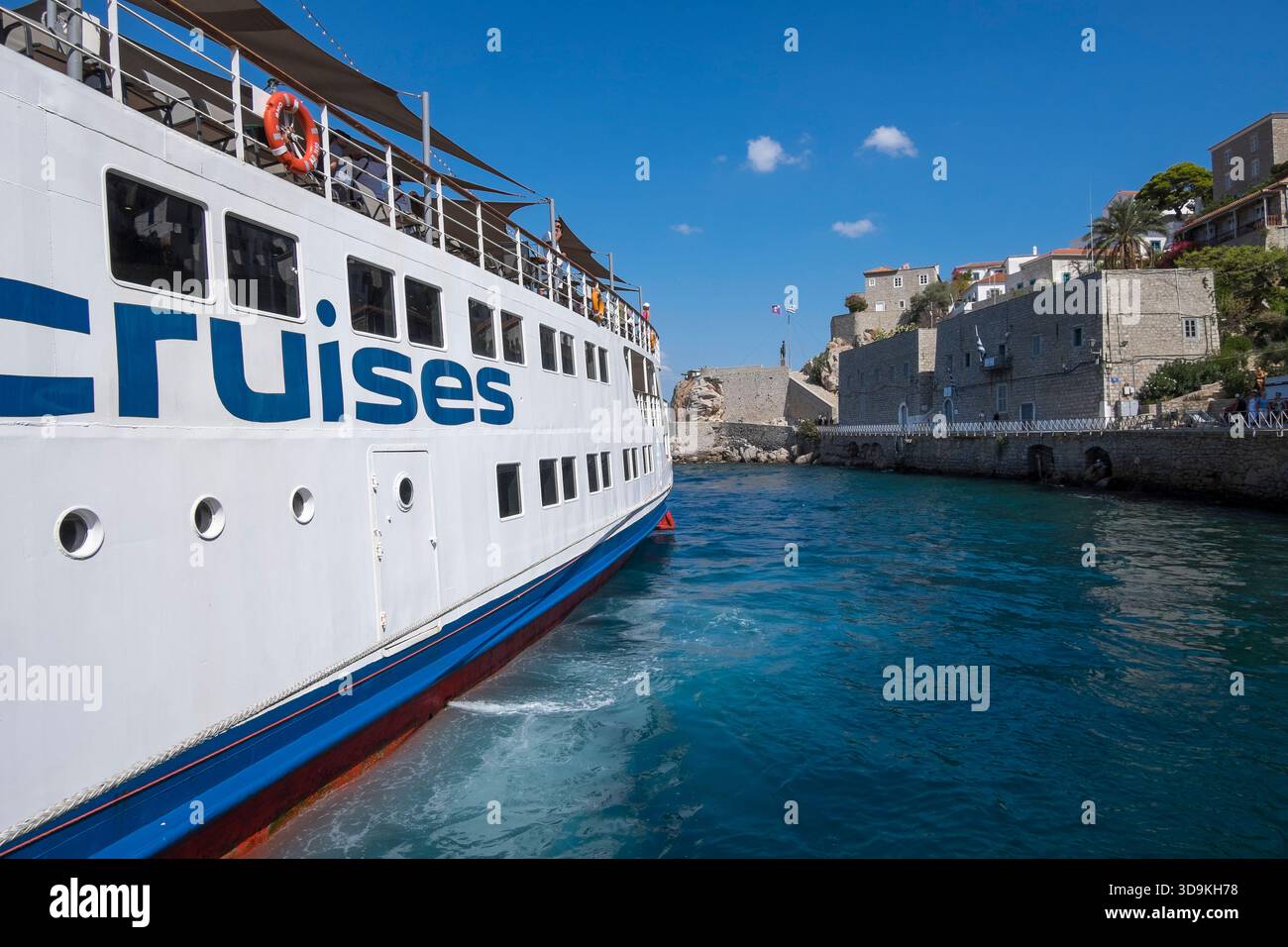 Kreuzfahrtschiff legt an der Insel Hydra in Griechenland an Stockfoto