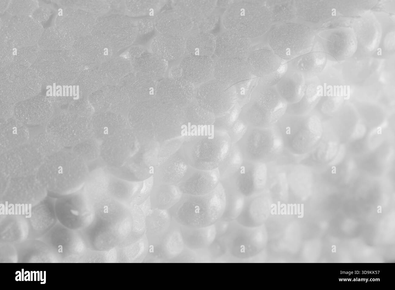 Makroaufnahme eines Stücks Polystyrolschaum. Extremnahmebildung des Querschnitts eines Polystyrolteils. Nahaufnahme eines Styroporstücks. Stockfoto