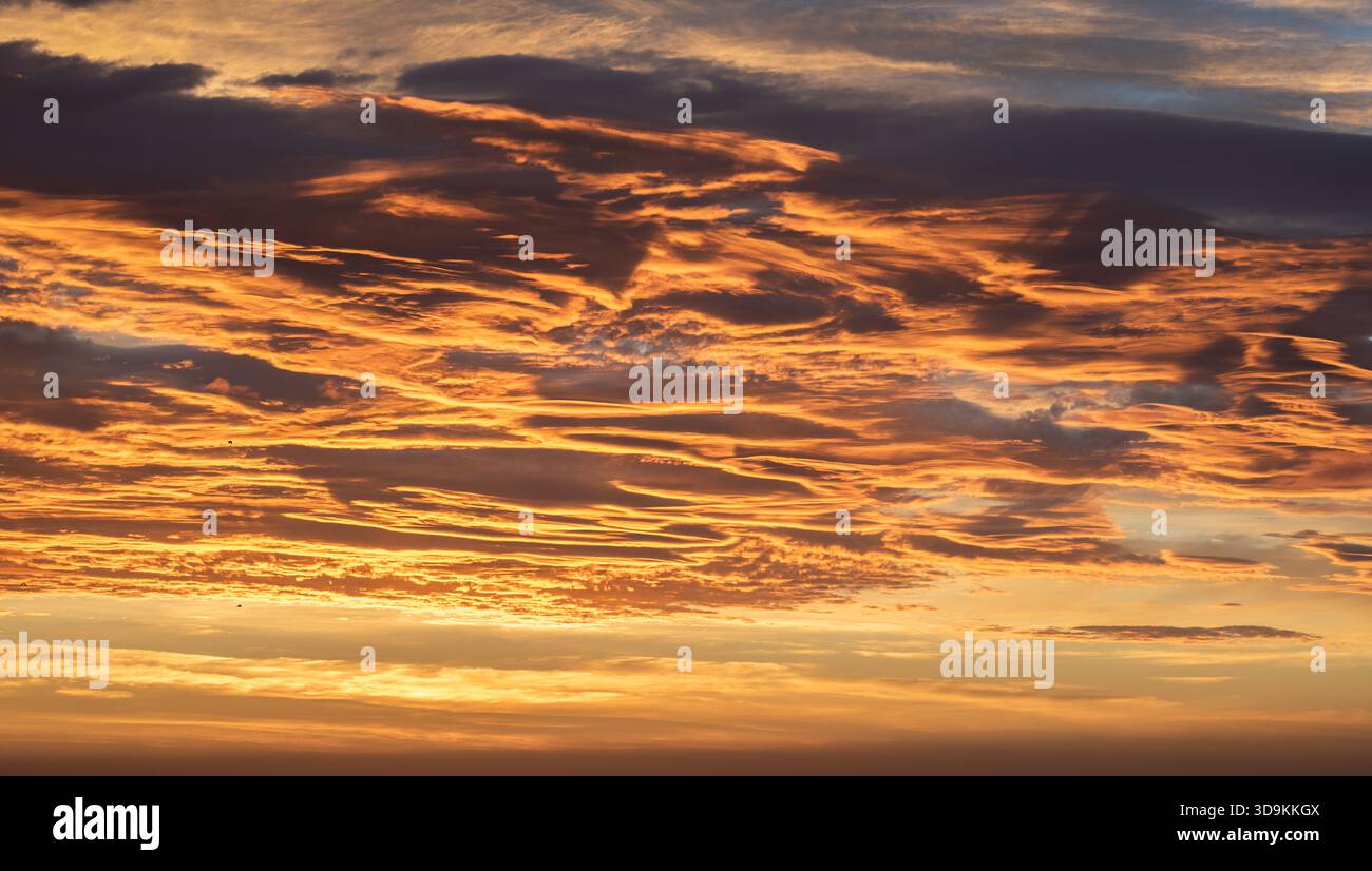 Szene des farbenfrohen romantischen Sonnenuntergangs am Himmel mit sich bewegenden Wolken Hintergrund. Zeitraffer von Tag zu Nacht in Natur und Reisekonzept. Stockfoto
