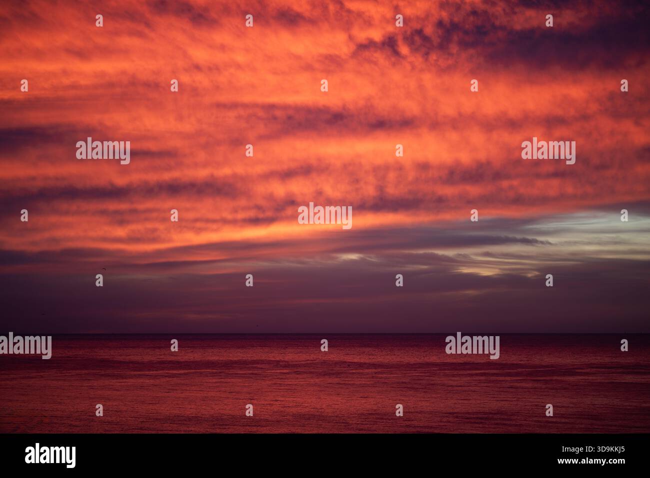 Faszinierender Roter Sonnenuntergang Über Ruhigen Gewässern Des Ozeans Stockfoto