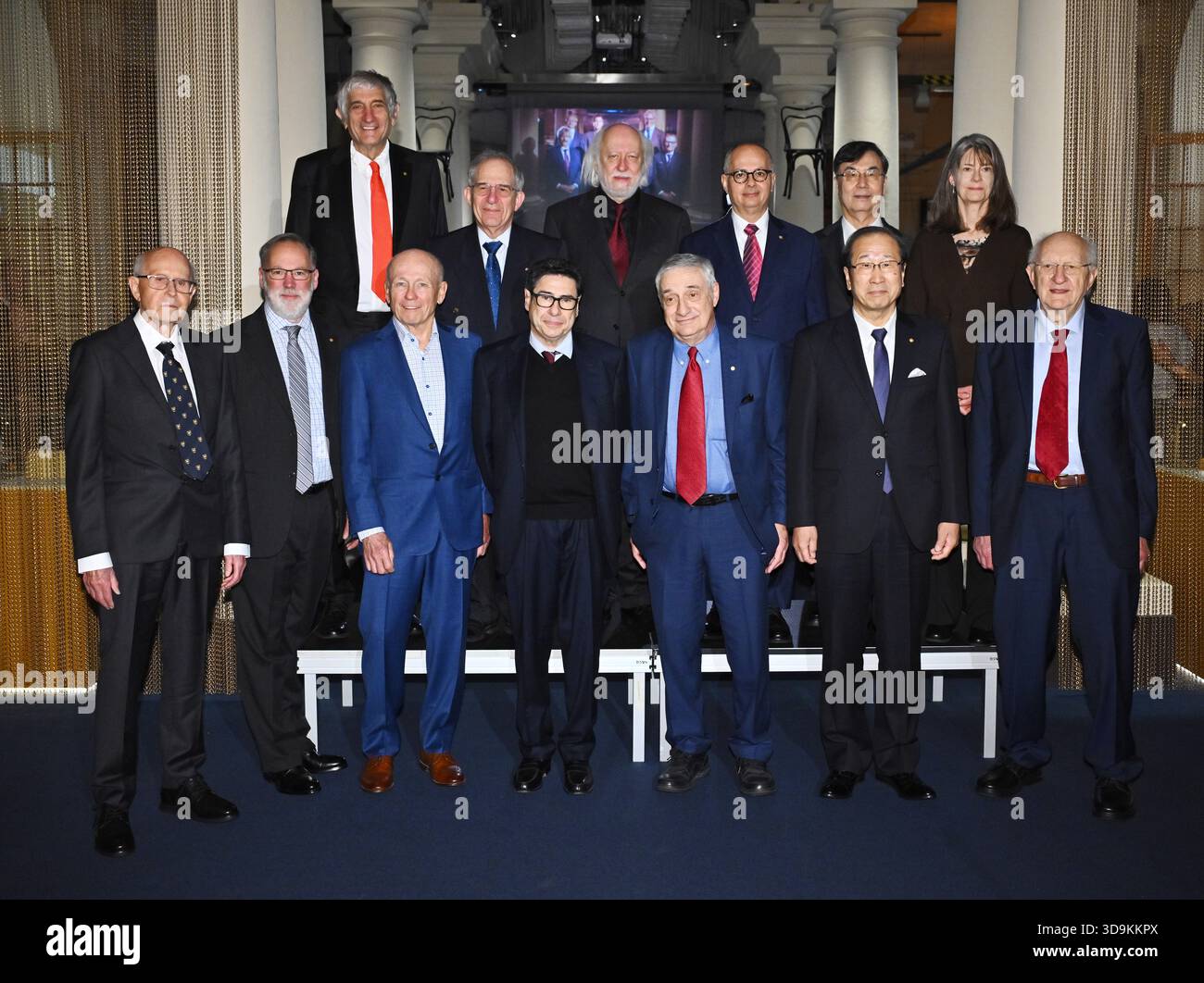 Die Nobelpreisträger von 2025 posieren für ein Gruppenfoto vor der Unterzeichnung der Nobelstühle im Nobelmuseum in Stockholm, Schweden, am 6. Dezember 2025. Obere Reihe von links: John M. Martinis (Physik), Michel H. Devoret (Physik), László Krasznahorkai (Literatur), Omar M. Yaghi (Chemie), Shimon Sakaguchi (Medizin), Mary E. Brunkow (Medizin). Untere Reihe von links: Richard Robson (Chemie), Fred Ramsdell (Medizin), Peter Howitt (Wirtschaft), Philippe Aghion (Wirtschaft), Joel Mokyr (Wirtschaft), Susumu Kitagawa (Chemie), John Clarke (Physik). Foto: Claudio Bresciani/TT/Code 10090 This Stockfoto