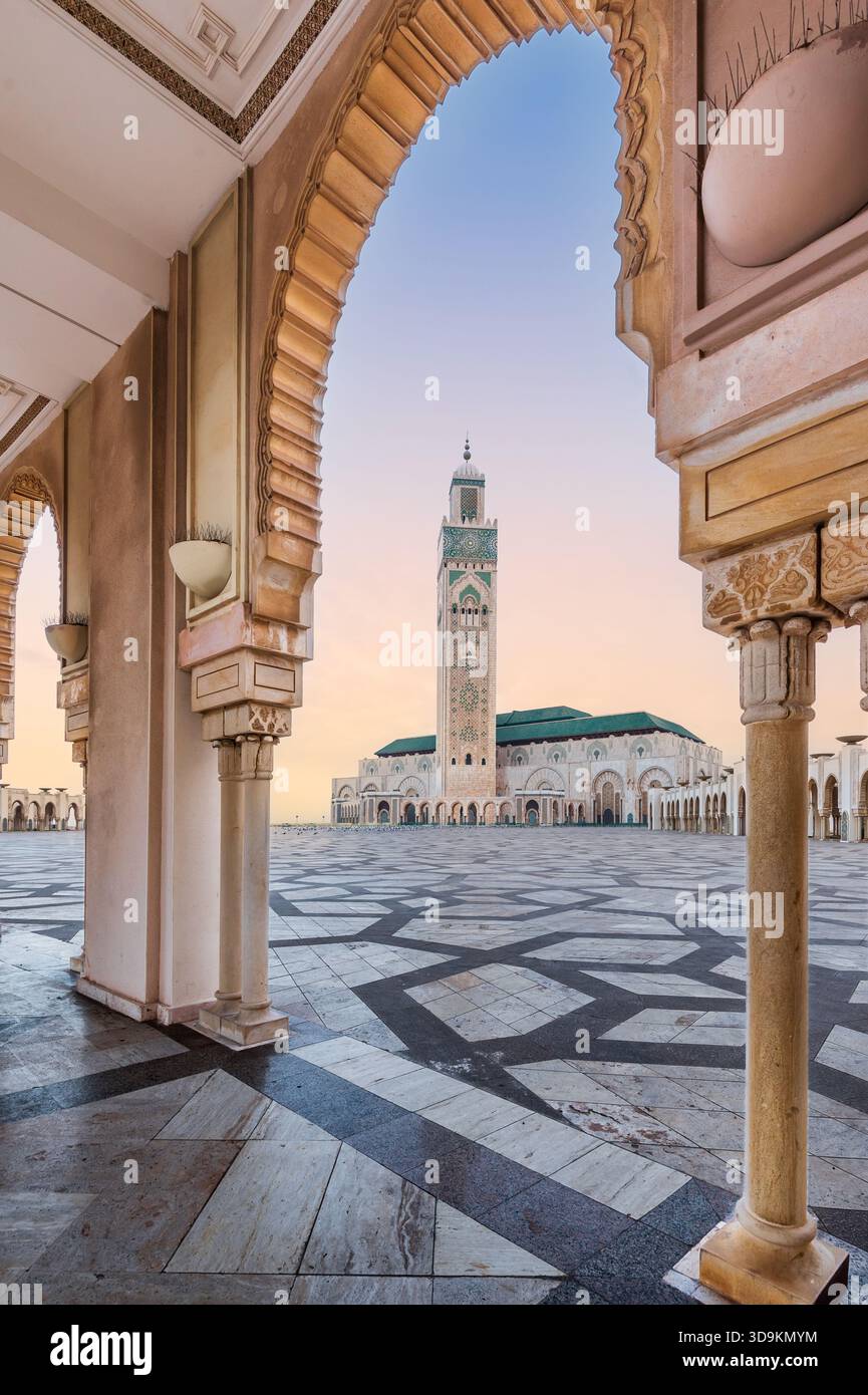 Casablanca, Marokko. Vorderansicht der Moschee Hassan II und des höchsten Minaretts der Welt im arabischen Stil Stockfoto