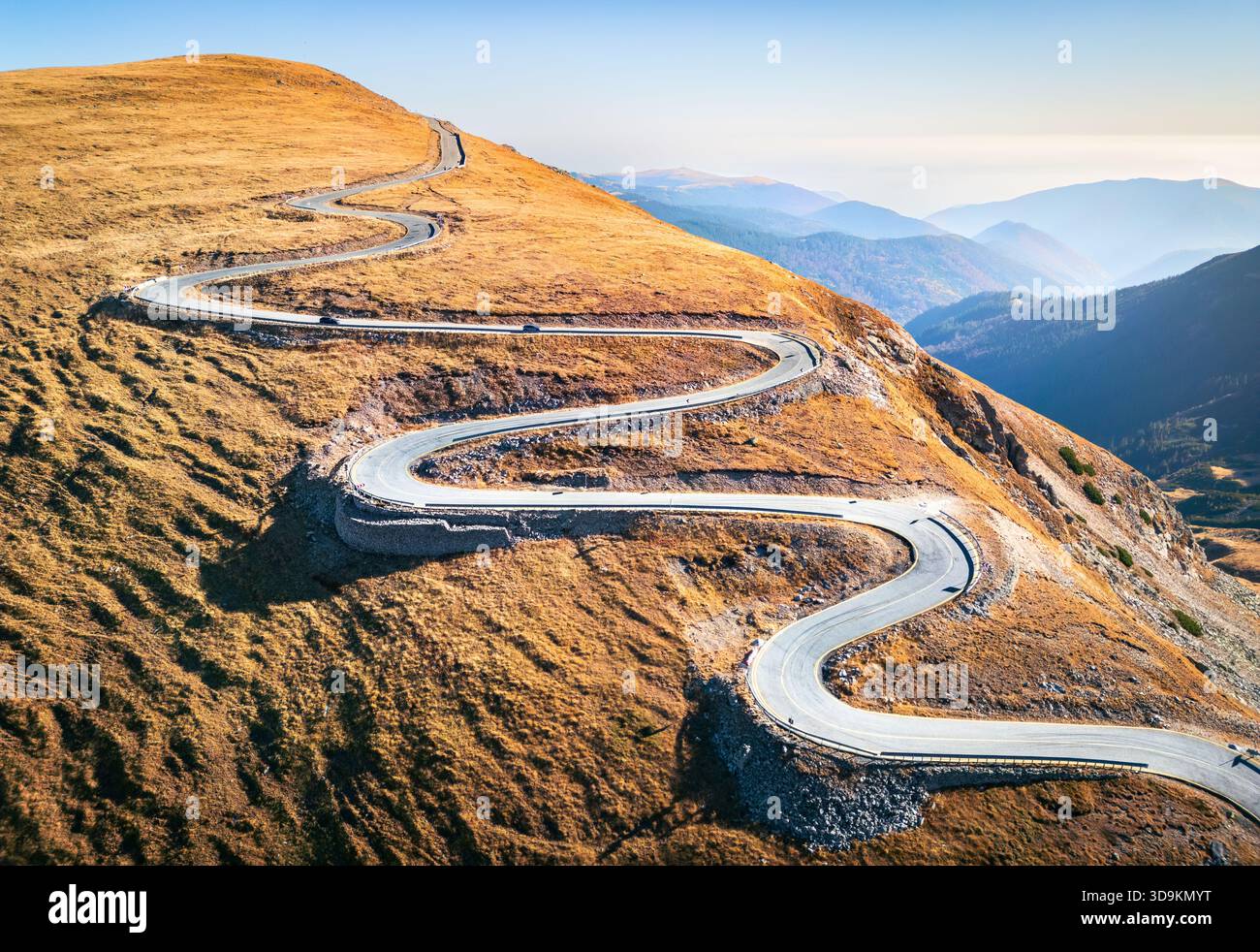 Transalpina, Rumänien. Auf höchster Höhe kurvige Straße, die die rumänischen Karpaten auf 2145 m Höhe überquert - blauer Himmel im oktober. Stockfoto