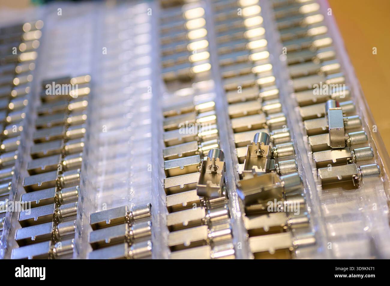 Die Anschlüsse für Fernsehantennen werden in geordneten Reihen innerhalb von Kunststoffbehältern angezeigt und zeigen verschiedene Typen und Größen für verschiedene Arten und Größen Stockfoto