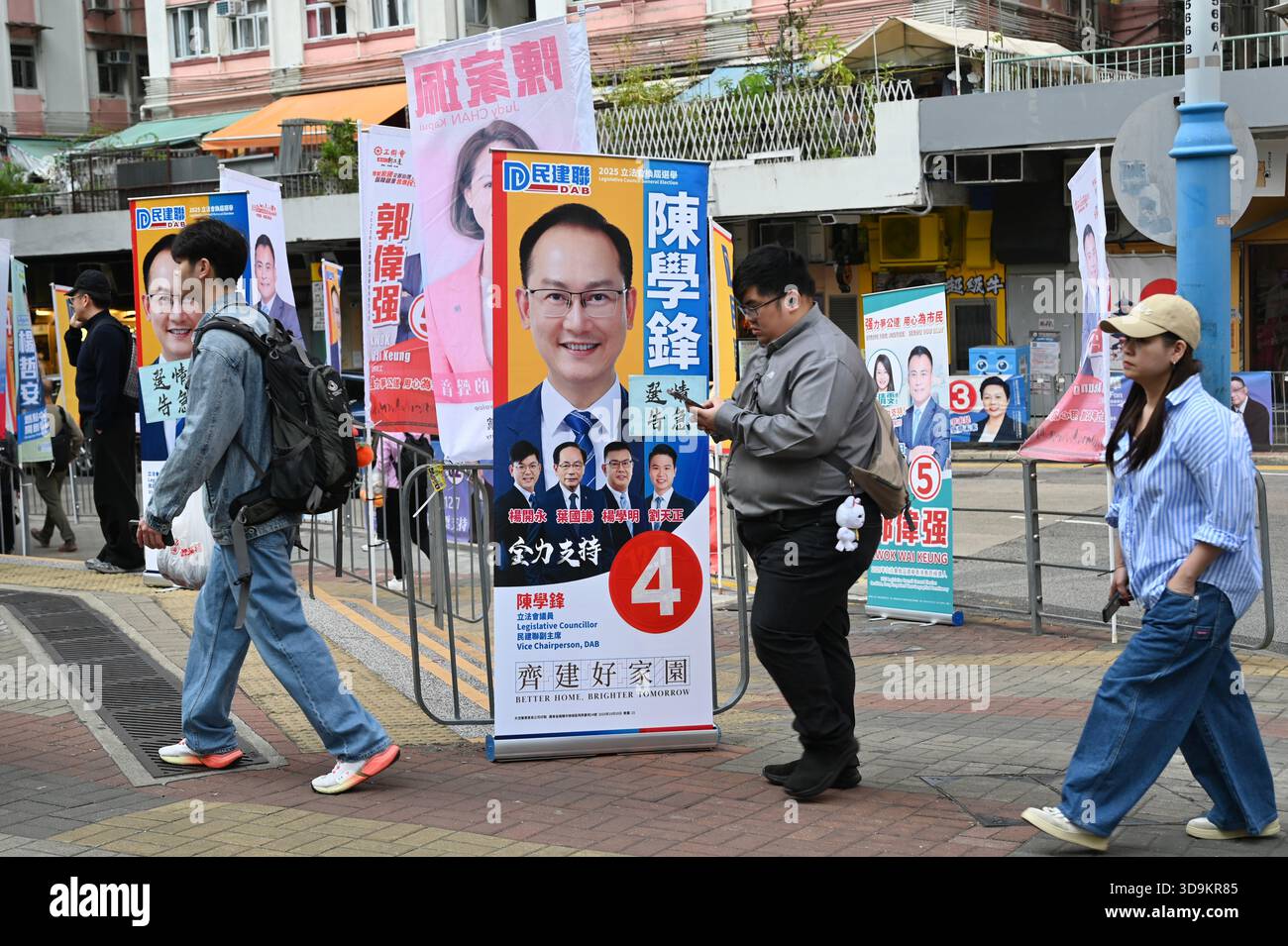 Hongkong, Hongkong. Dezember 2025. Die Werbung der Demokratischen Allianz für die Verbesserung und den Fortschritt Hongkongs wird am 6. Dezember 2025 in Kennedy Town in Hongkong gezeigt. Die Parlamentswahlen des Legislativrates 2025 werden am 7. Dezember 2025 stattfinden. (Foto: Stringer/Nexpher Images/SIPA USA) Credit: SIPA USA/Alamy Live News Stockfoto