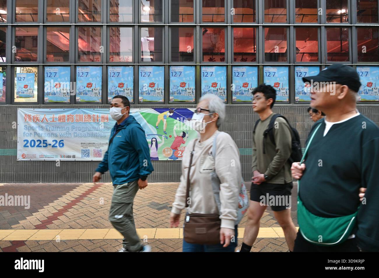 Hongkong, Hongkong. Dezember 2025. Die Werbung für die Parlamentswahlen des Legislative Council 2025 wurde am 6. Dezember 2025 in Hongkong auf dem Tai Po Market gezeigt. (Foto: Stringer/Nexpher Images/SIPA USA) Credit: SIPA USA/Alamy Live News Stockfoto