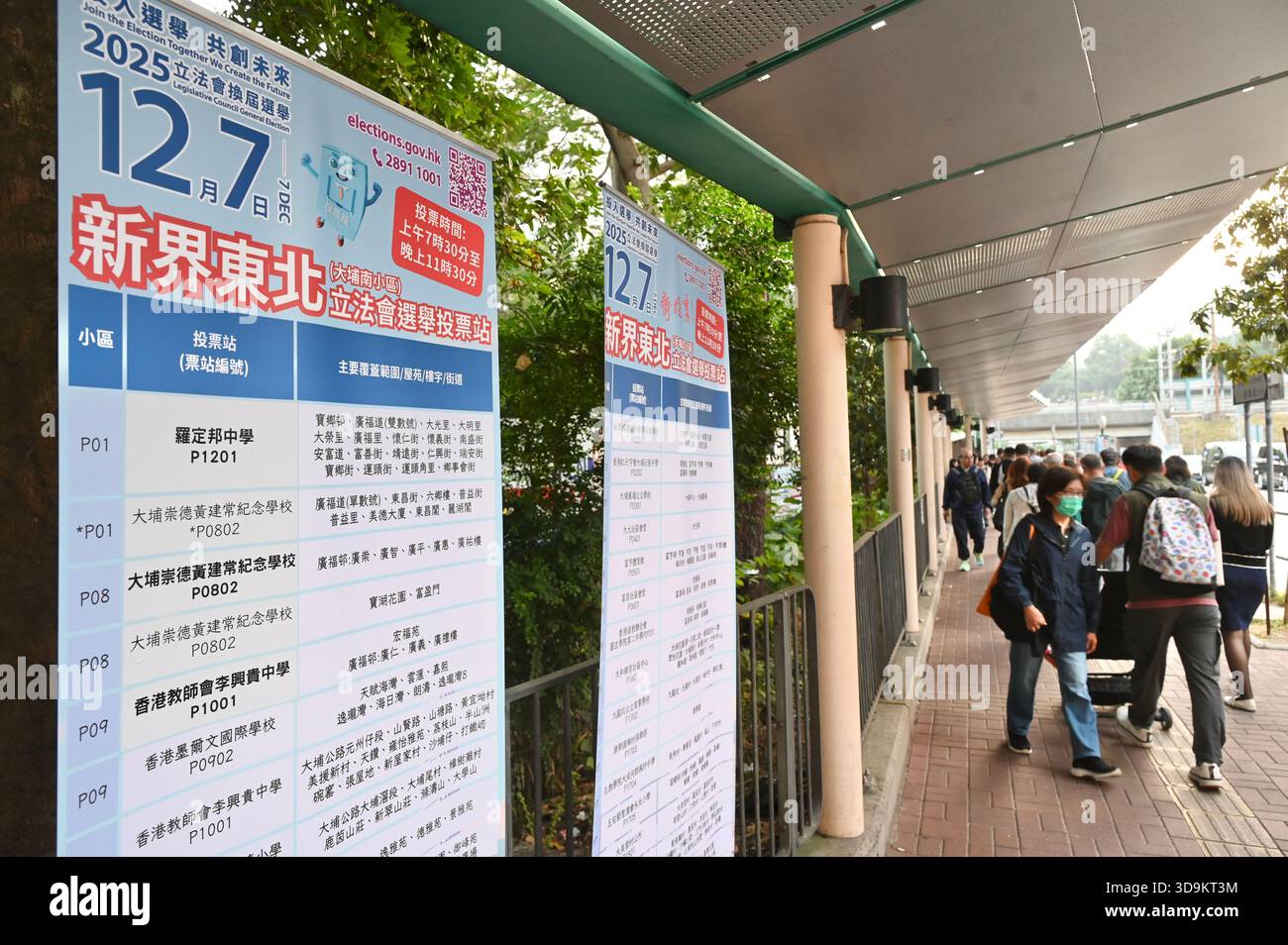 Hongkong, Hongkong. Dezember 2025. Die Informationen der Parlamentswahlen des Legislative Council 2025 auf der Straße am Tai Po Market am 6. Dezember 2025 in Hongkong. (Foto: Stringer/Nexpher Images/SIPA USA) Credit: SIPA USA/Alamy Live News Stockfoto