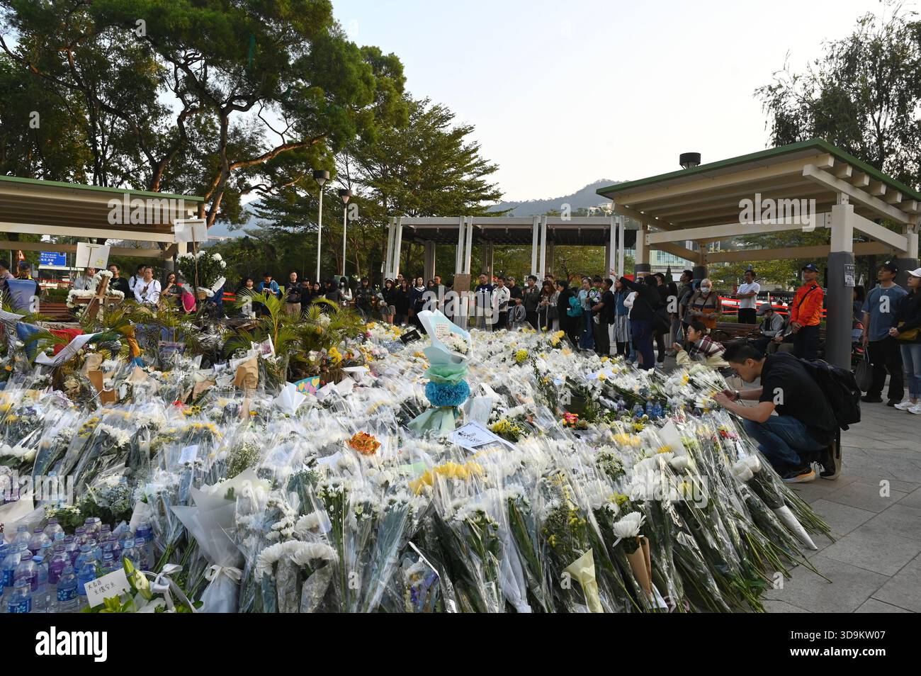 Hongkong, Hongkong. Dezember 2025. Trauer an einer provisorischen Gedenkstätte in der Nähe des Wohnkomplexes Wang Fuk Court in Tai Po nach einem tödlichen Brand am 6. Dezember 2025 in Hongkong. (Foto: Kobe Li/Nexpher Images/SIPA USA) Credit: SIPA USA/Alamy Live News Stockfoto