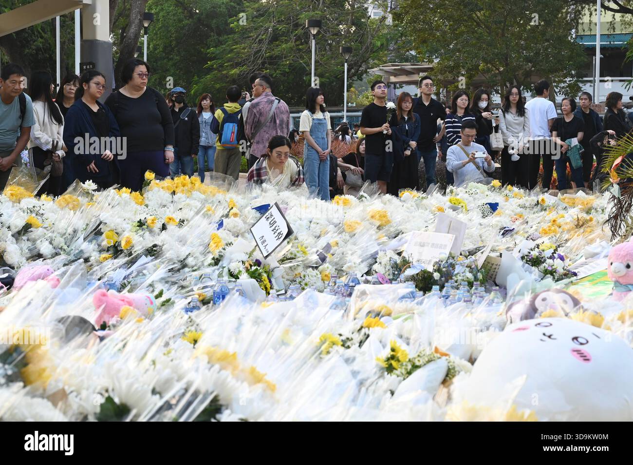 Hongkong, Hongkong. Dezember 2025. Trauer an einer provisorischen Gedenkstätte in der Nähe des Wohnkomplexes Wang Fuk Court in Tai Po nach einem tödlichen Brand am 6. Dezember 2025 in Hongkong. (Foto: Kobe Li/Nexpher Images/SIPA USA) Credit: SIPA USA/Alamy Live News Stockfoto