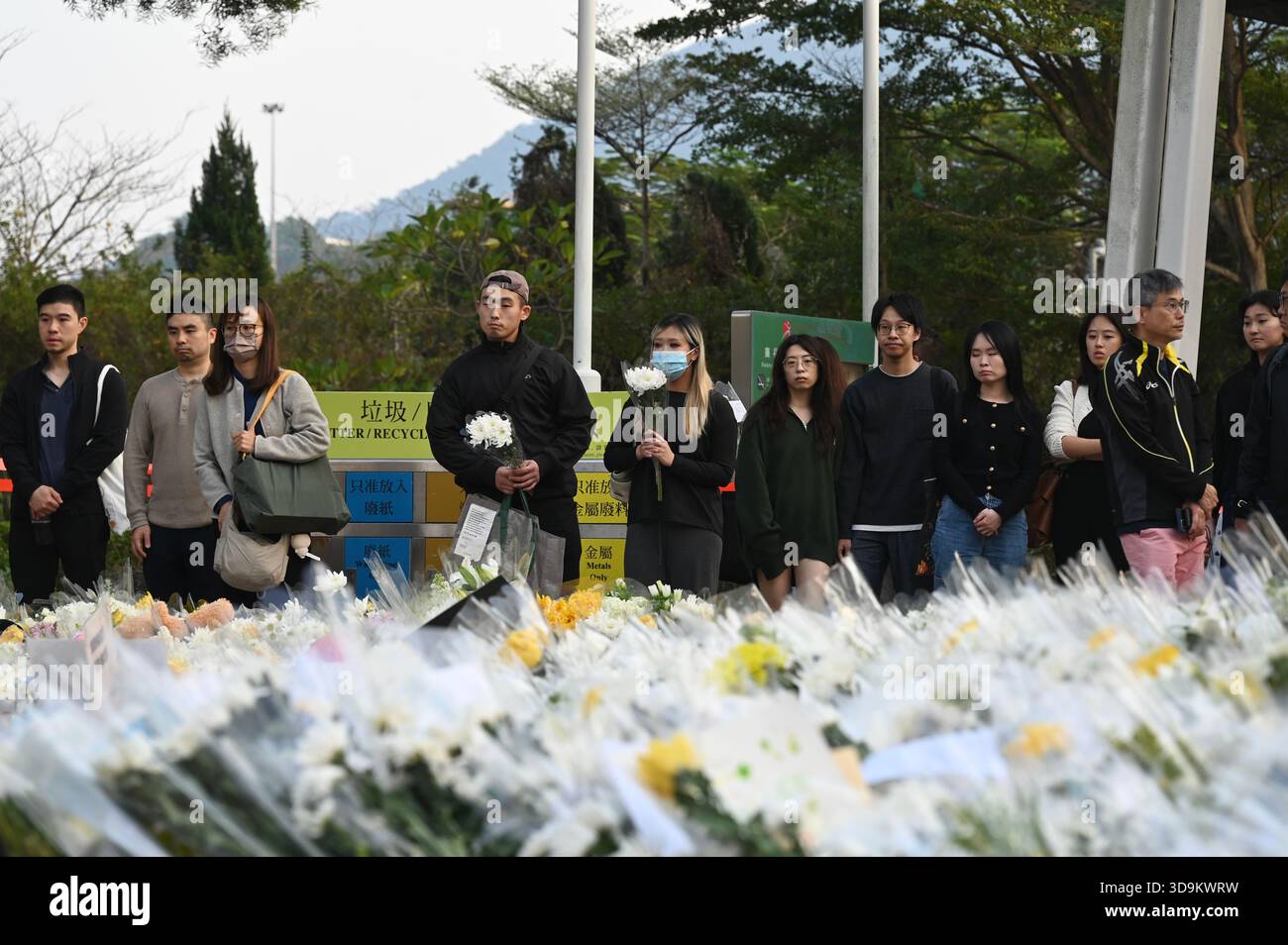 Hongkong, Hongkong. Dezember 2025. Trauer an einer provisorischen Gedenkstätte in der Nähe des Wohnkomplexes Wang Fuk Court in Tai Po nach einem tödlichen Brand am 6. Dezember 2025 in Hongkong. (Foto: Kobe Li/Nexpher Images/SIPA USA) Credit: SIPA USA/Alamy Live News Stockfoto