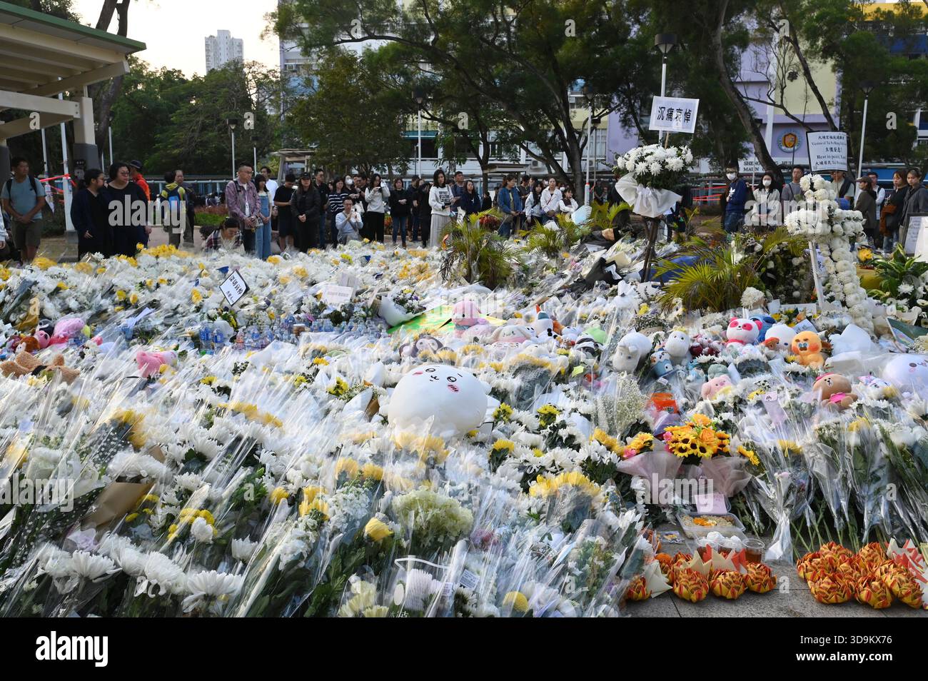 Hongkong, Hongkong. Dezember 2025. Trauer an einer provisorischen Gedenkstätte in der Nähe des Wohnkomplexes Wang Fuk Court in Tai Po nach einem tödlichen Brand am 6. Dezember 2025 in Hongkong. (Foto: Kobe Li/Nexpher Images/SIPA USA) Credit: SIPA USA/Alamy Live News Stockfoto