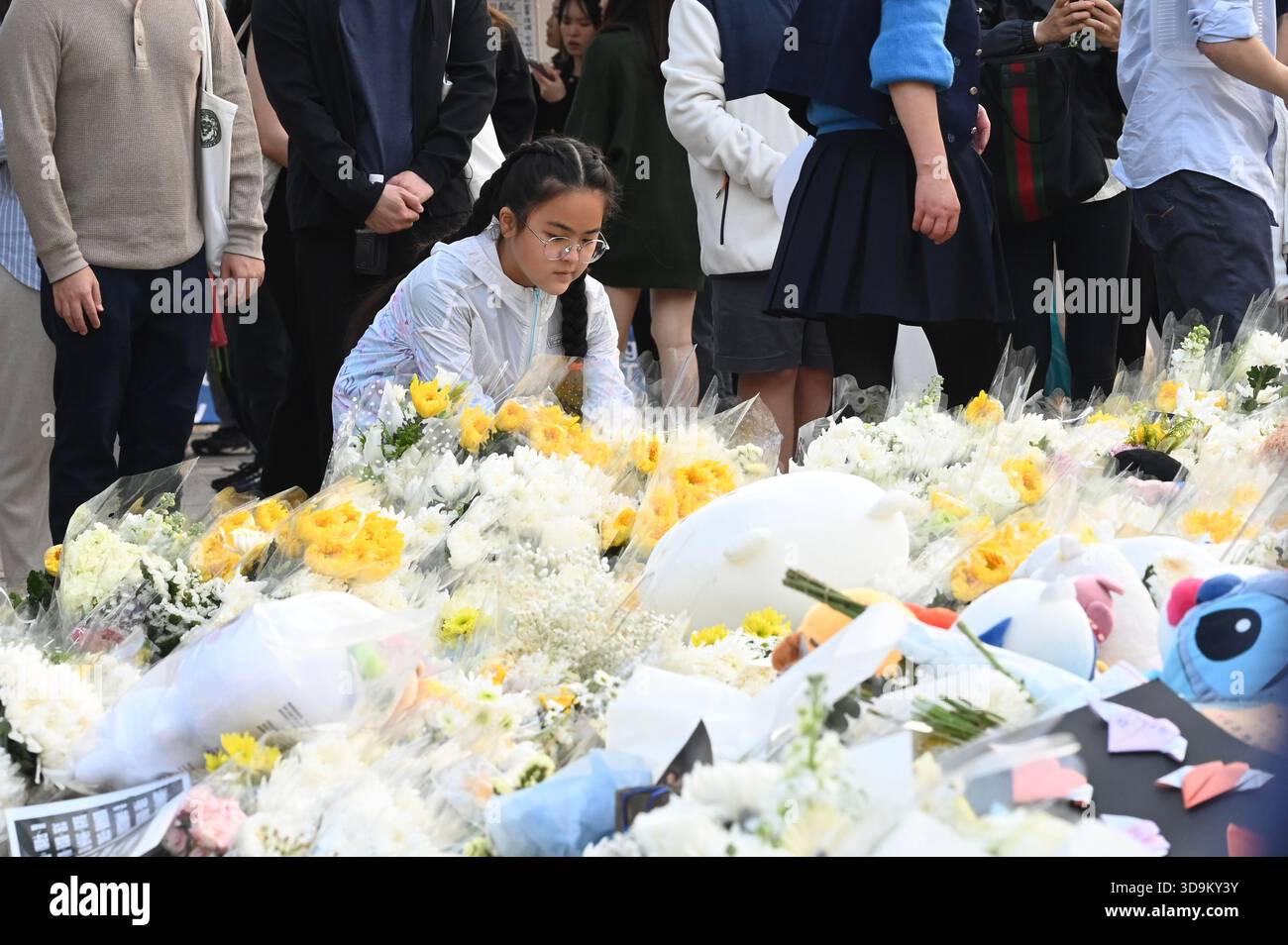 Hongkong, Hongkong. Dezember 2025. Trauer an einer provisorischen Gedenkstätte in der Nähe des Wohnkomplexes Wang Fuk Court in Tai Po nach einem tödlichen Brand am 6. Dezember 2025 in Hongkong. (Foto: Kobe Li/Nexpher Images/SIPA USA) Credit: SIPA USA/Alamy Live News Stockfoto