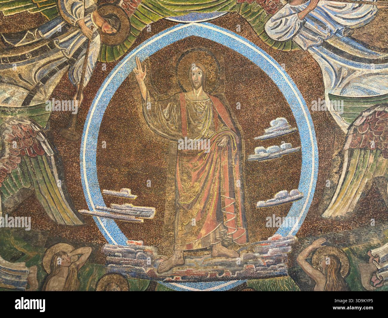 Mosaik von Jesus in der Malmöhus-Schlosskapelle in Schweden zeigt ein gefliestes Bild mit Halo-Gesten und Kapelle Steinmauern Altar. Stockfoto