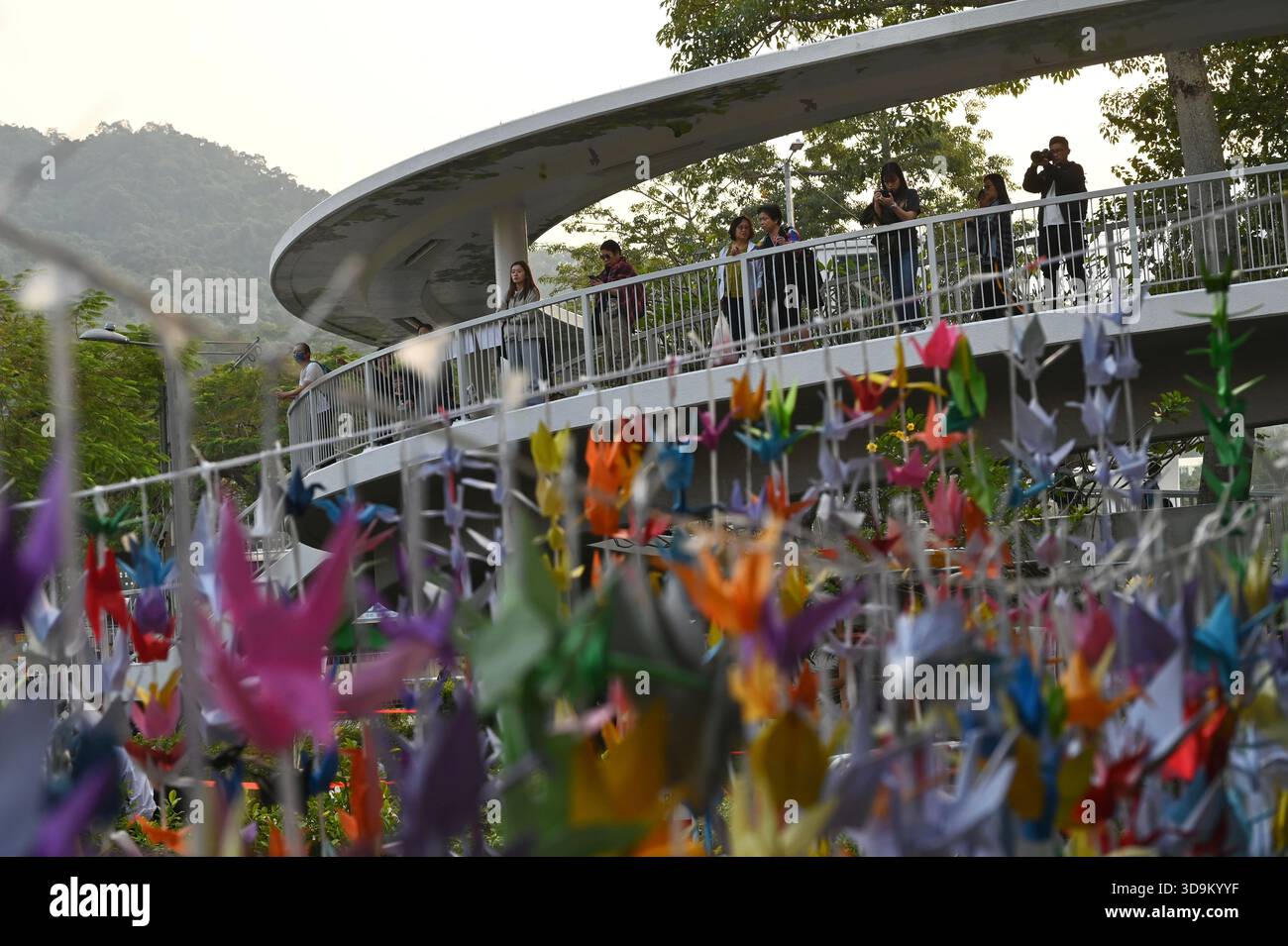Hongkong, Hongkong. Dezember 2025. Trauer an einer provisorischen Gedenkstätte in der Nähe des Wohnkomplexes Wang Fuk Court in Tai Po nach einem tödlichen Brand am 6. Dezember 2025 in Hongkong. (Foto: Kobe Li/Nexpher Images/SIPA USA) Credit: SIPA USA/Alamy Live News Stockfoto
