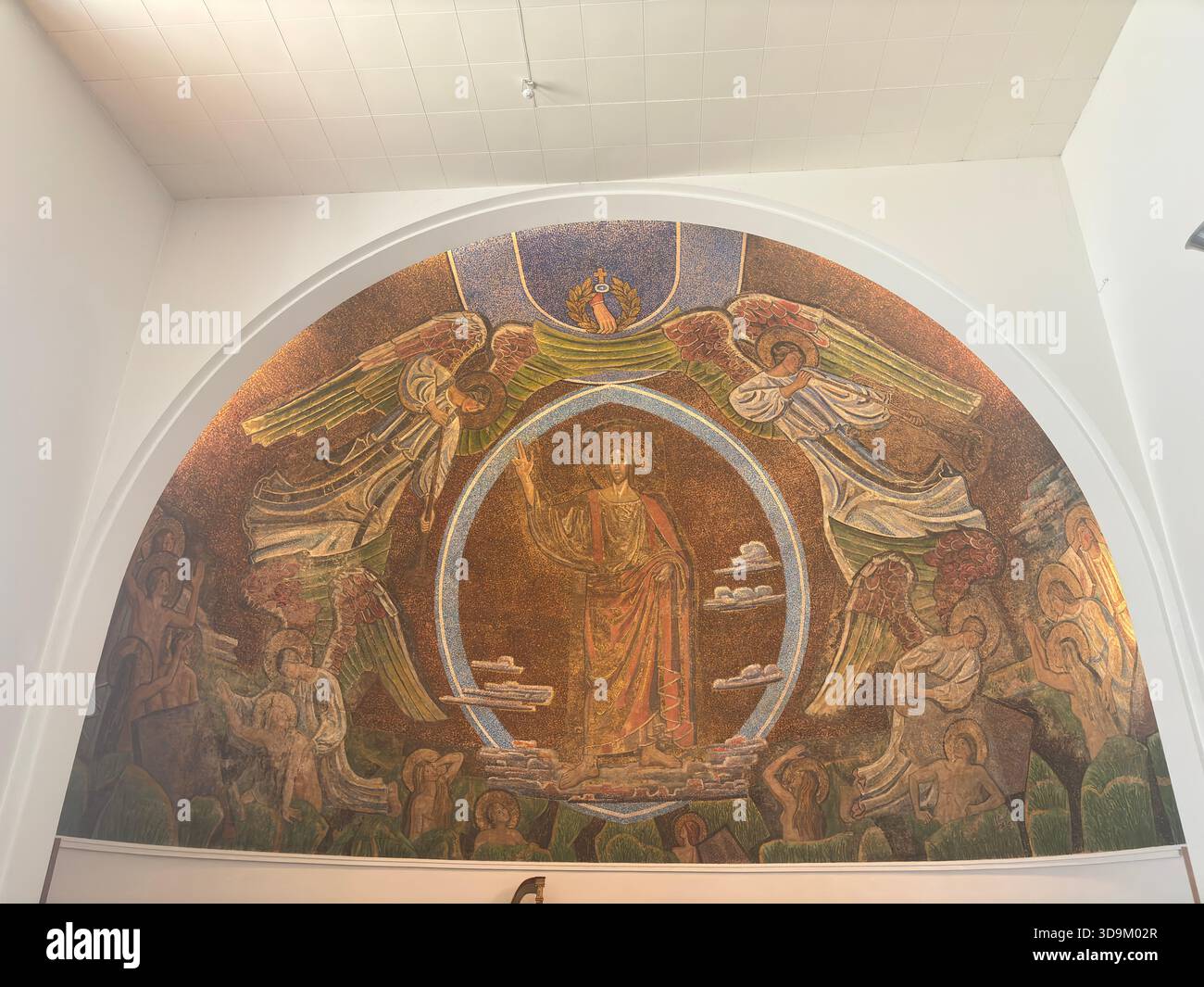 Mosaik von Jesus in der Malmöhus-Schlosskapelle in Schweden zeigt ein gefliestes Bild mit Halo-Gesten und Kapelle Steinmauern Altar. Stockfoto