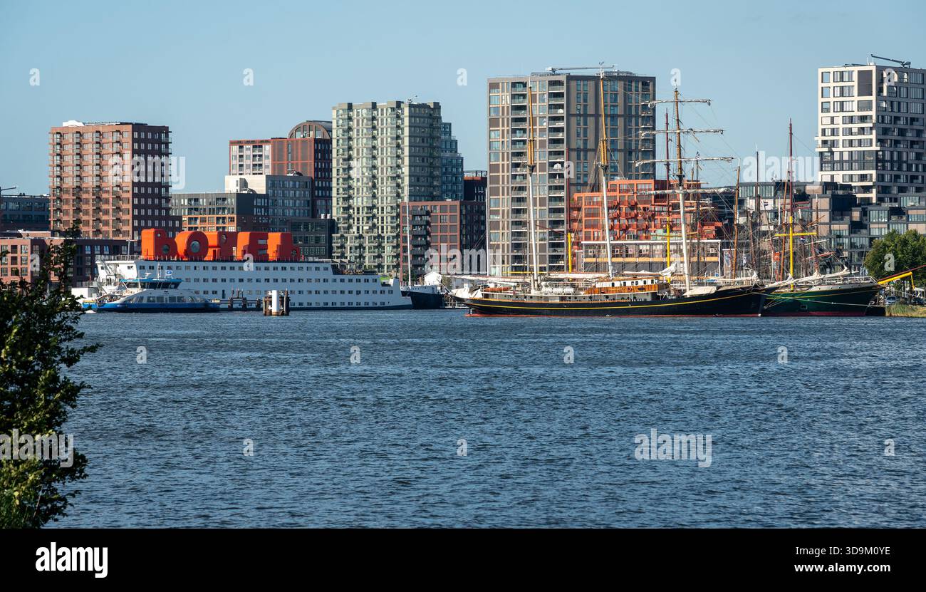 Amsterdam, Niederlande, 01.09.2025, Blick auf Buiksloterham, Botel und NDSM-werf Fährhafen in Amsterdam-Noord Stockfoto