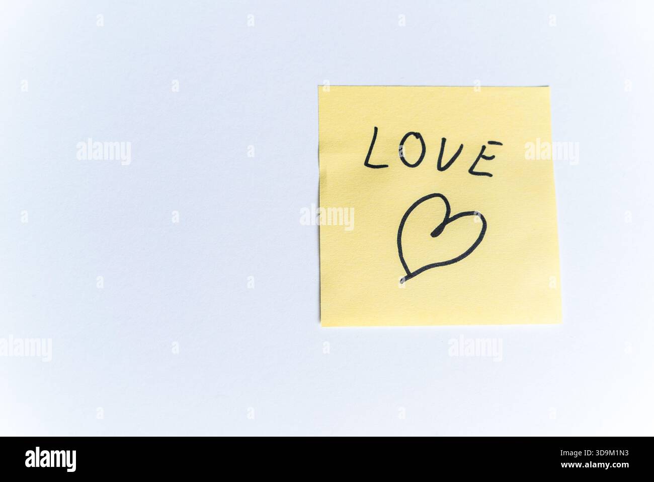 Haftnotiz mit gezeichnetem Herzen Stockfoto