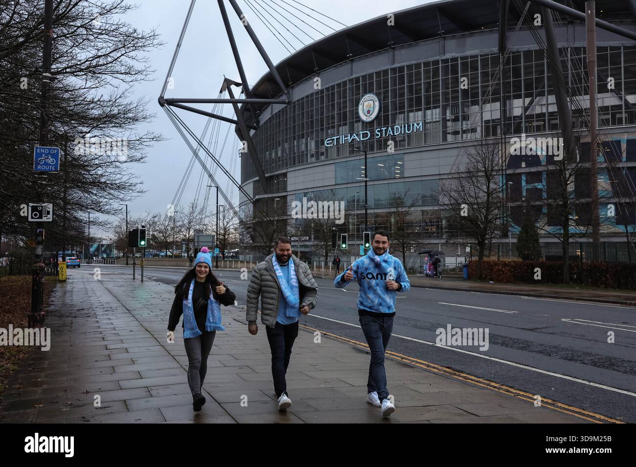Man City Fans außerhalb des Etihad Stadions während des Premier League Spiels Manchester City gegen Sunderland im Etihad Stadium, Manchester, Großbritannien, 6. Dezember 2025 (Foto: Mark Cosgrove/News Images) *** GER AUT SUI OUT *** Stockfoto