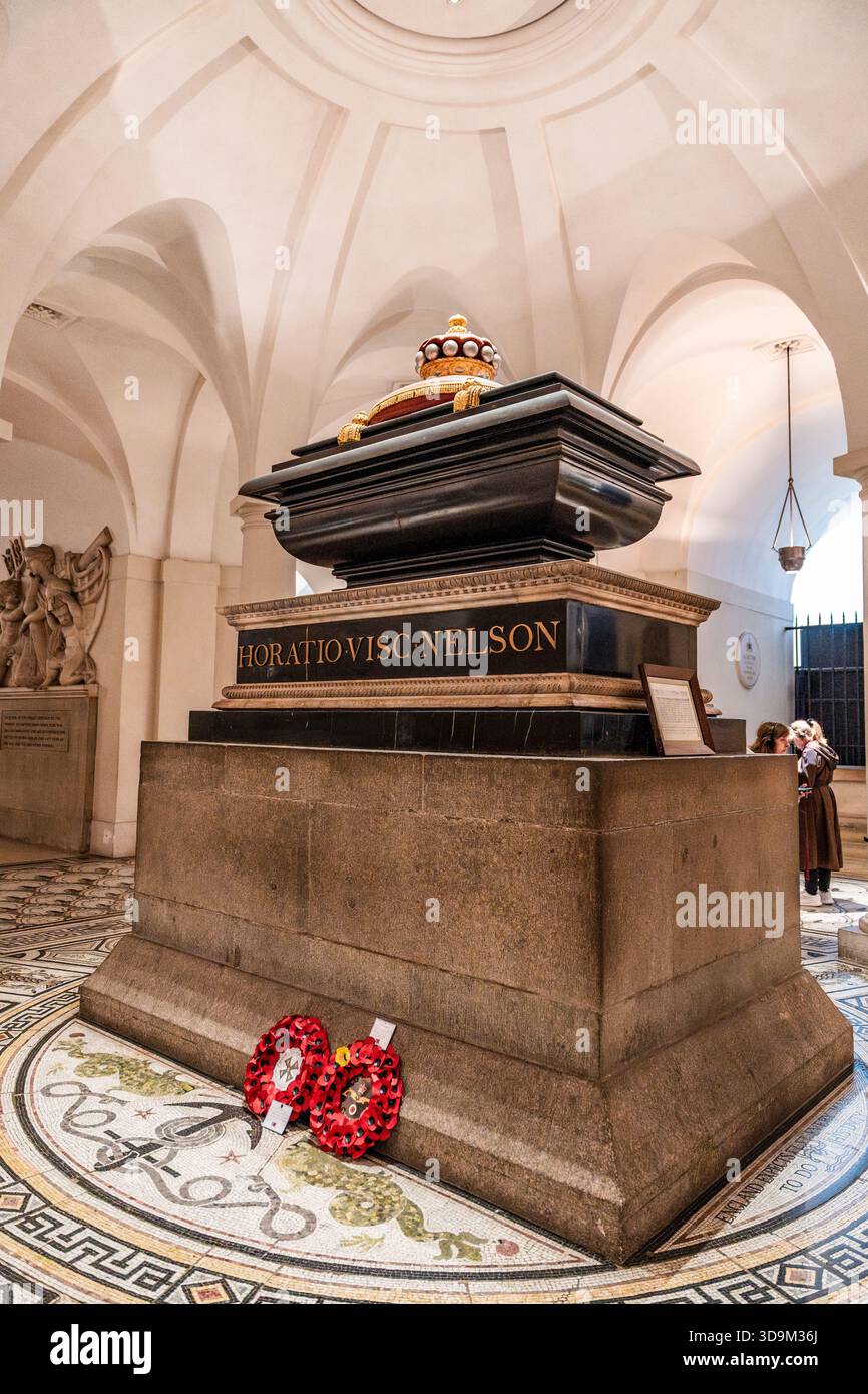 Der Marmorsarkophag und das Grab von Horatio Nelson, auch bekannt als Admiral Lord Nelson, in der Krypta der St Paul's Cathedral in London, England, Großbritannien Stockfoto