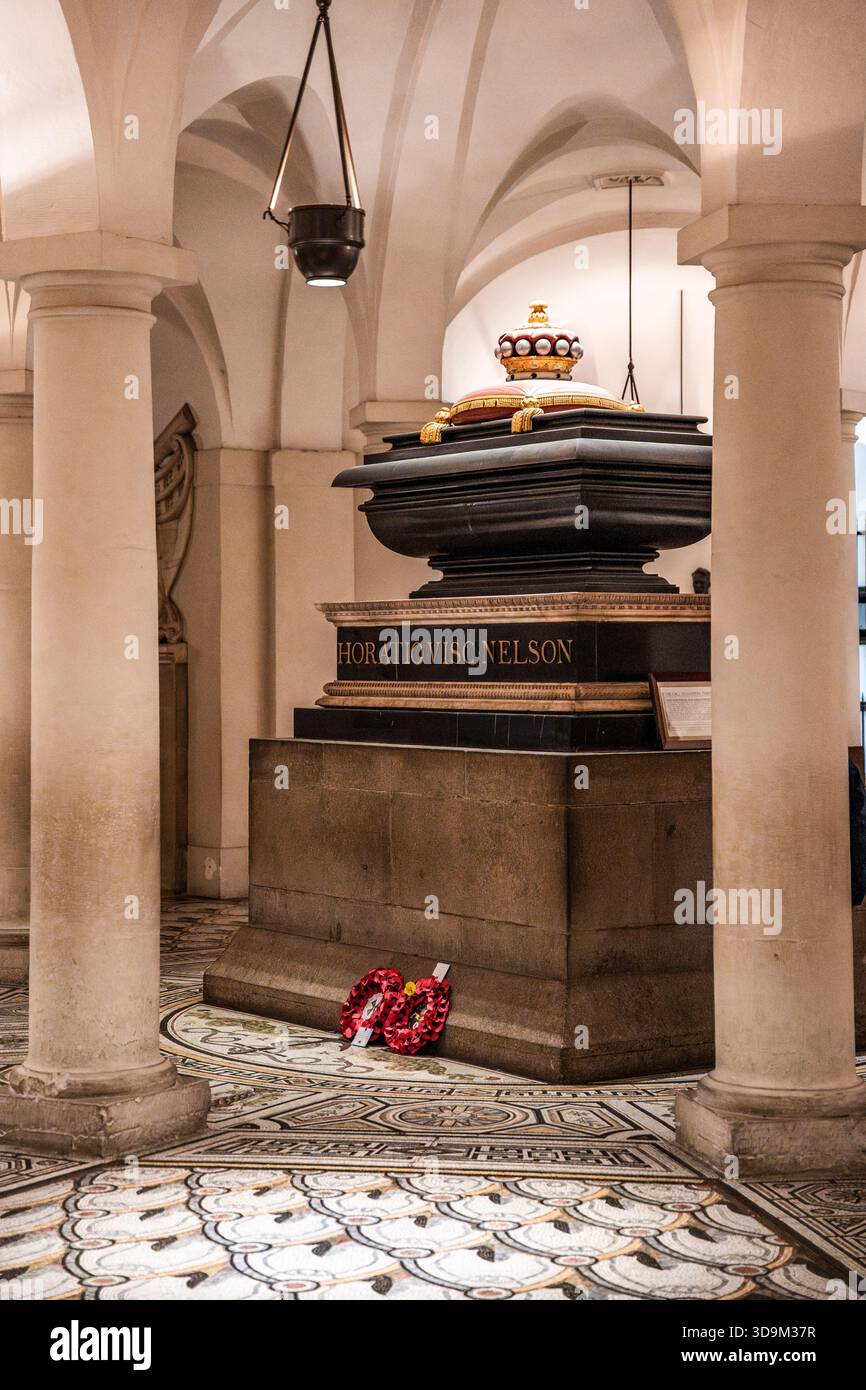 Der Marmorsarkophag und das Grab von Horatio Nelson, auch bekannt als Admiral Lord Nelson, in der Krypta der St Paul's Cathedral in London, England, Großbritannien Stockfoto