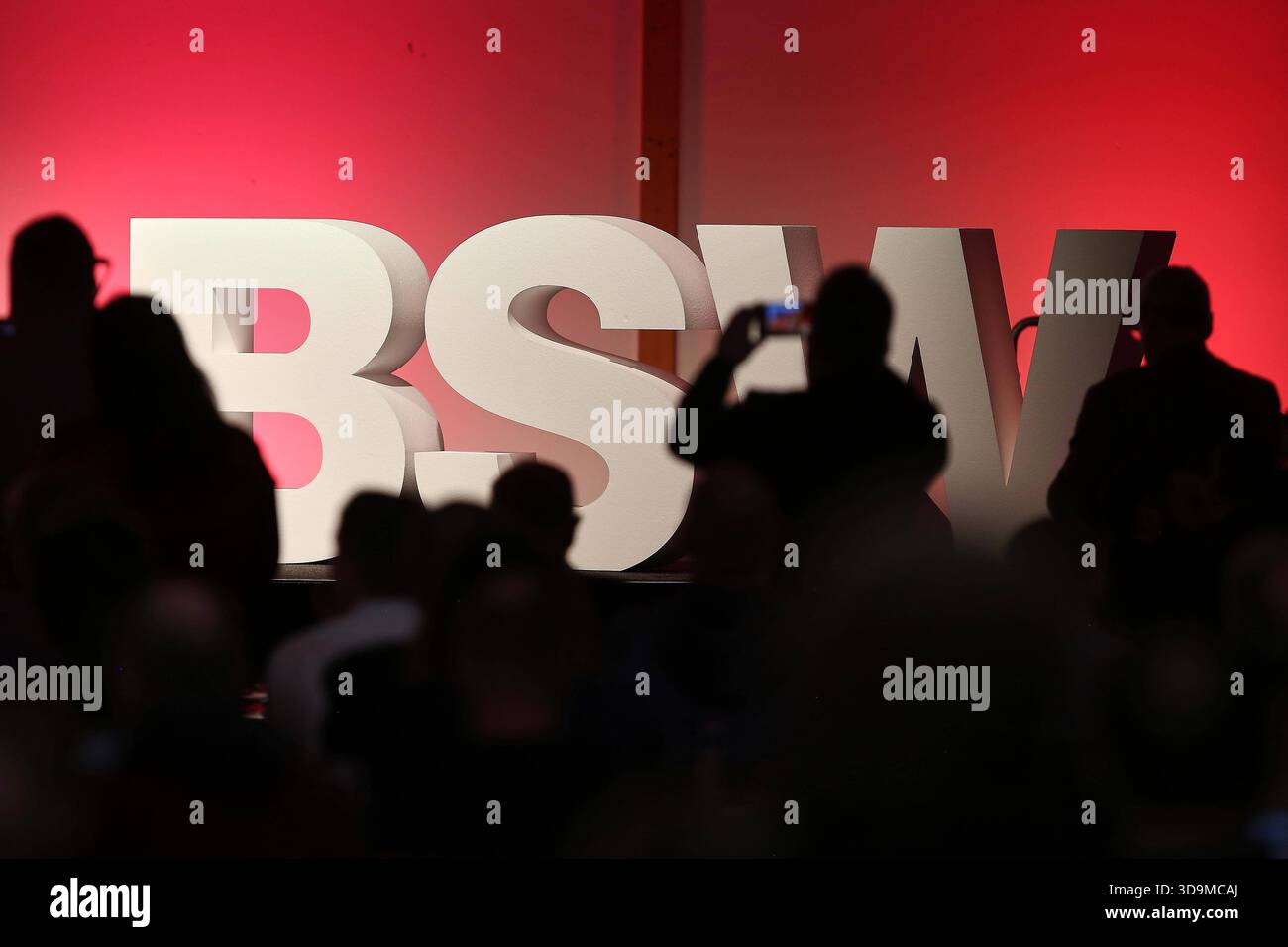 Magdeburg, Sachsen-Anhalt, Deutschland, 06.12.2025: Messe: 3. BSW-Bundesparteitag: Logo-Aufsteller *** Magdeburg, Sachsen-Anhalt, 06 12 2025 Messe 3 BSW Bundesparteikonferenz Logo Display Copyright: XdtsxNachrichtenagenturx dts 97530 Stockfoto