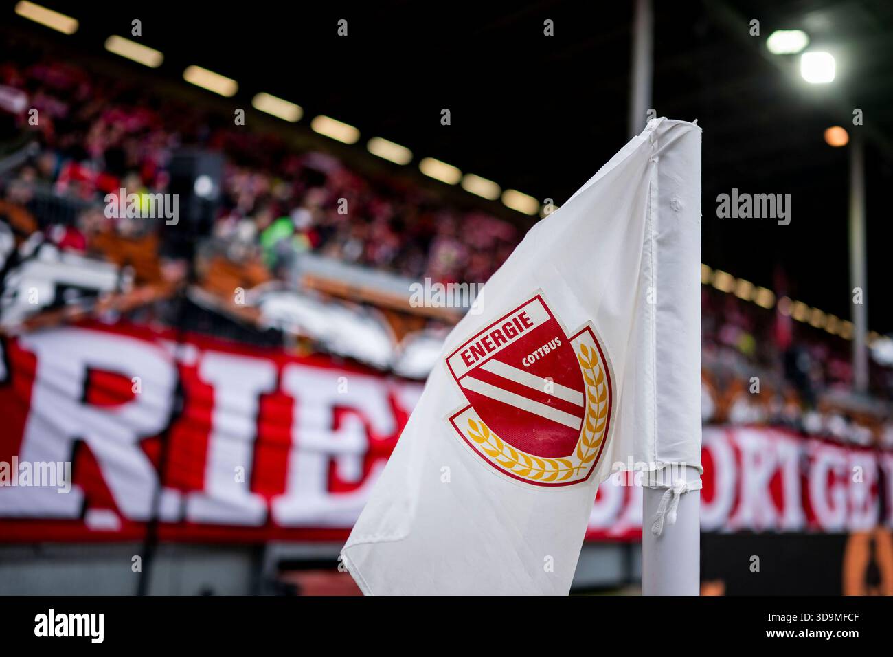 Cottbus, Deutschland. Dezember 2025. Fußball: 3. Liga, Energie Cottbus - MSV Duisburg, Spieltag 17, LEAG Energie Stadium. Ansicht der Eckfahne mit dem Energie Cottbus Logo. Quelle: Julius Frick/dpa/Alamy Live News Stockfoto