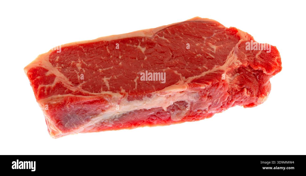 Seitenansicht eines einzelnen New Yorker Streifensteaks auf weißem Hintergrund. Stockfoto