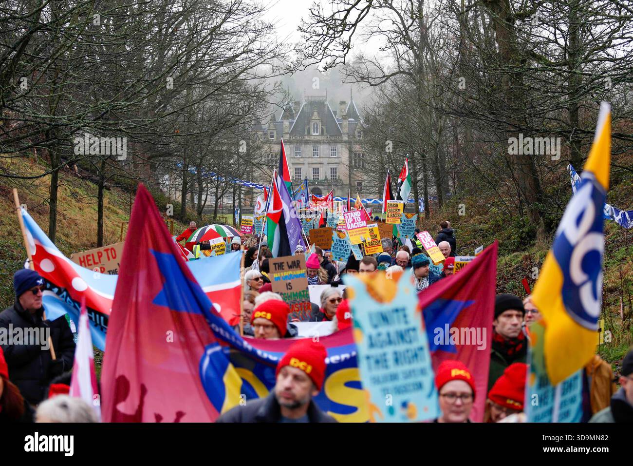 Falkirk, Schottland, Großbritannien. Dezember 2025. Demonstranten marschierten durch Falkirk im Rahmen der Kampagne „Falkirk für alle“, einer von der Gemeinde geführten Bewegung, die die Verlagerung von Flüchtlingen in das Cladhan Hotel unterstützte. Die Teilnehmer trafen sich, um Solidarität mit Asylbewerbern zu zeigen und Widerstand gegen ihre Unterbringung in der Stadt zu bekämpfen, indem sie Mitgefühl, Inklusion und ein einladendes Umfeld für diejenigen forderten, die Sicherheit suchen. Quelle: Jacob Hughes/Alamy Live News Stockfoto