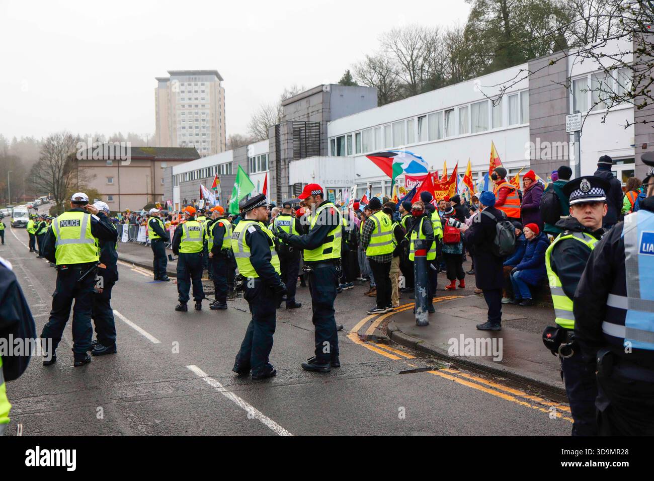 Falkirk, Schottland, Großbritannien. Dezember 2025. Demonstranten versammelten sich vor dem Cladhan Hotel in Falkirk, um sich gegen die Unterbringung von Asylbewerbern an diesem Ort zu wehren. Auf die Demonstration traf ein Gegenprotest, der von "Stand Up to Rassismus" organisiert wurde, dessen Unterstützer sich solidarisch mit den Migranten versammelten. Die Polizei war während der gesamten Zeit stark präsent, um Spannungen zu bewältigen und mögliche Zusammenstöße zwischen den beiden Gruppen zu verhindern. Quelle: Jacob Hughes/Alamy Live News Stockfoto