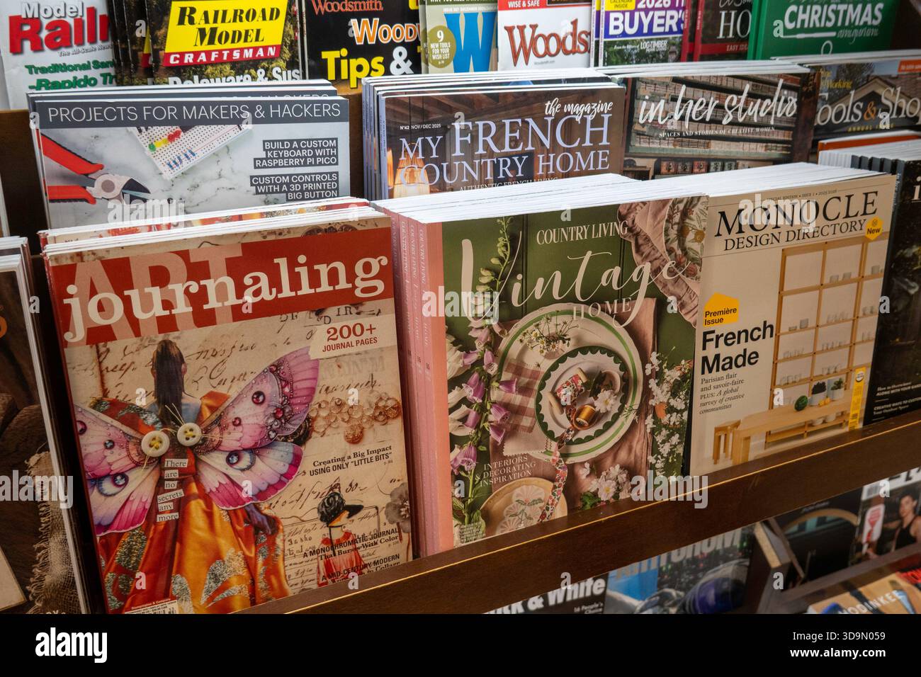Barnes & Noble Booksellers auf der Fifth Avenue in New York City bietet eine große Auswahl an Büchern und Zeitschriften, USA 2025 Stockfoto