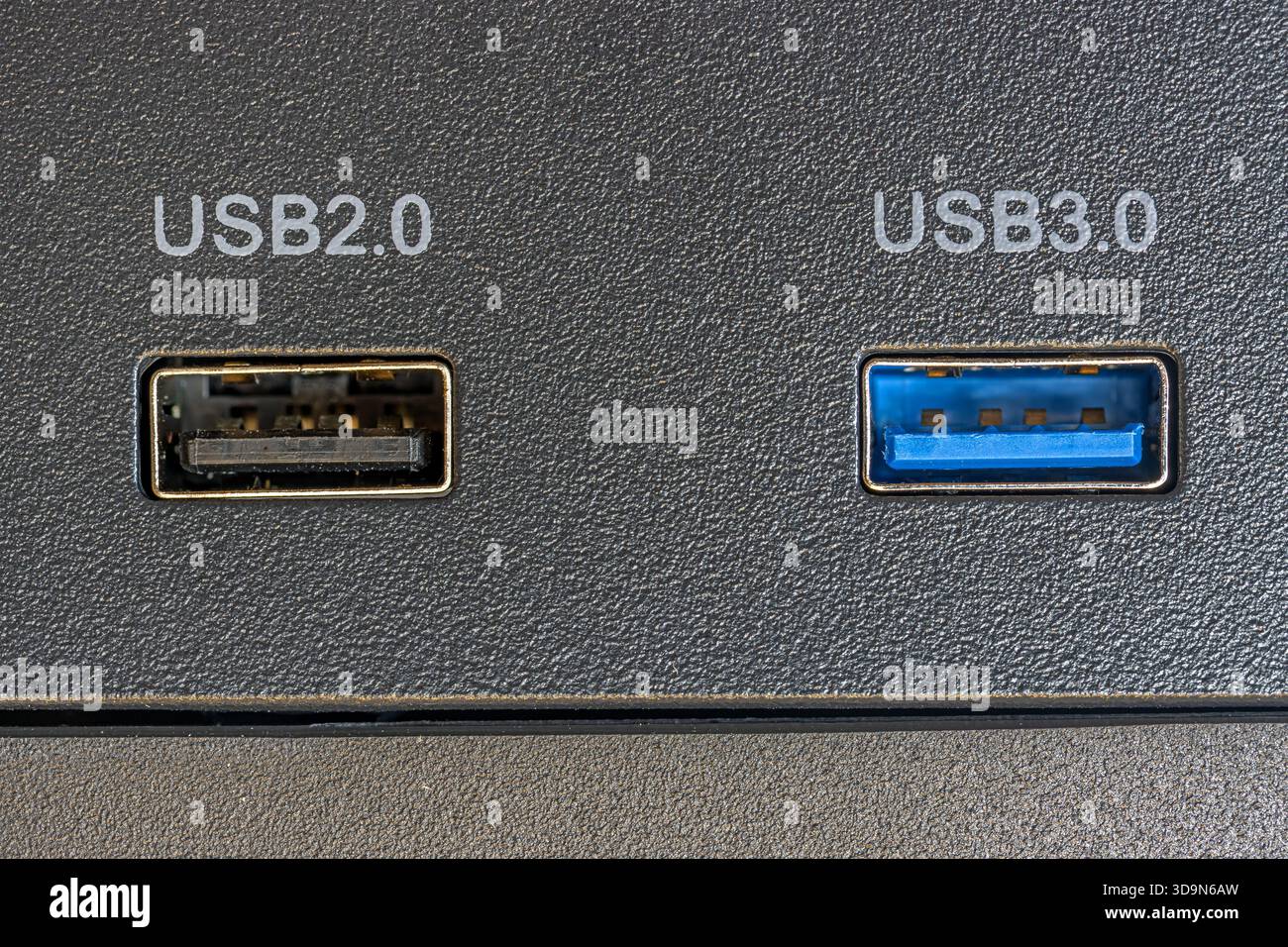 Nahaufnahme der USB 2,0- und USB 3,0-Anschlüsse auf einem Computerpanel für Konnektivität und technische Verwendung Stockfoto