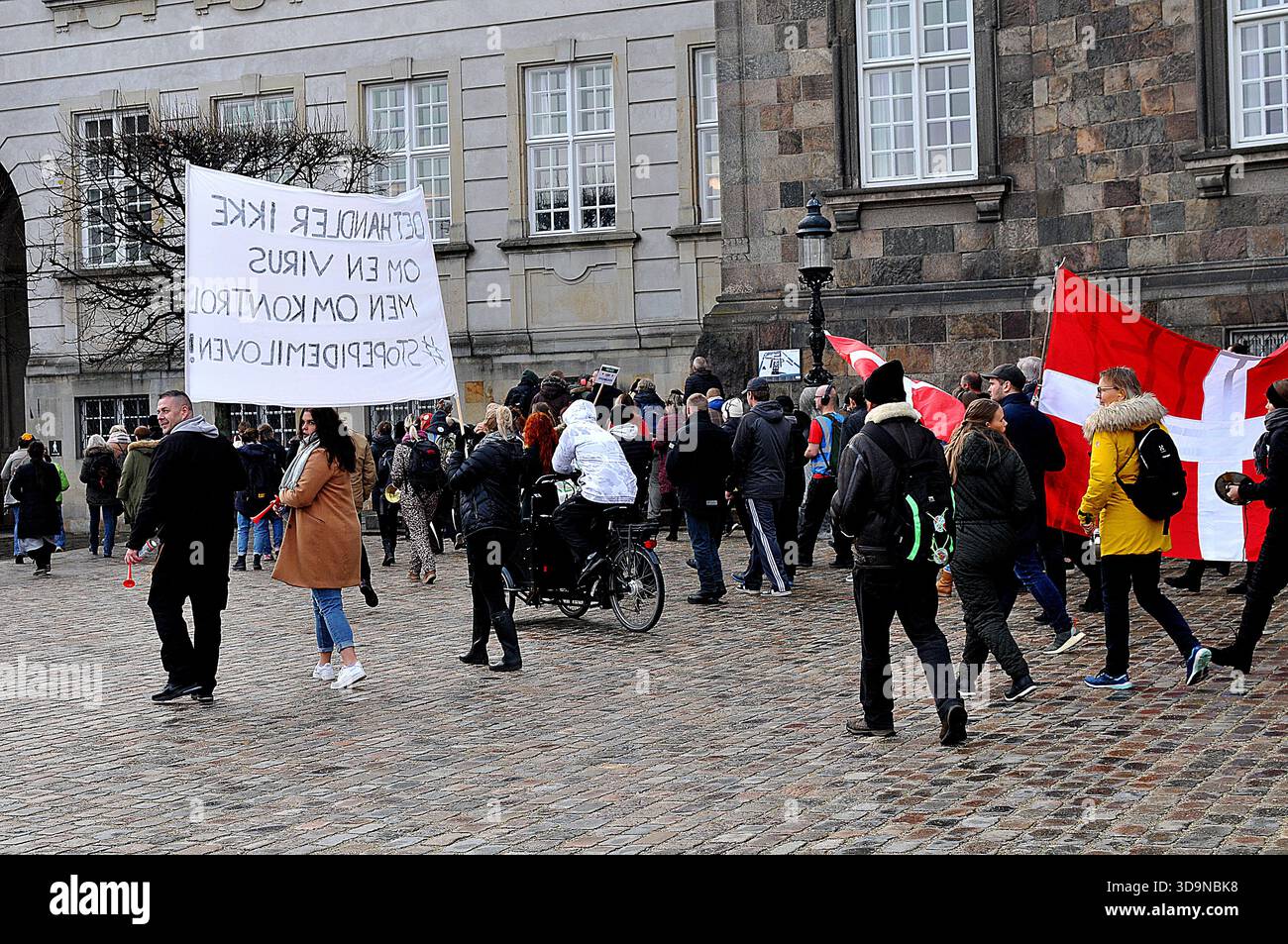 Kopenhagen / Dänemark.,13. 2020. November/ Dänen veranstalteten ´vor dem dänischen parlament christiansborg eine Kundgebung, um die Gesetze zur Coronavirus-Pandemie zu stoppen, indem sie die Nation für die Behandlung von msk und Impfstoffen sowie Behandlungen im Covid-19-Zeitalter vorauspelten. .(Foto von Francis Dean/Deanipictures) Stockfoto