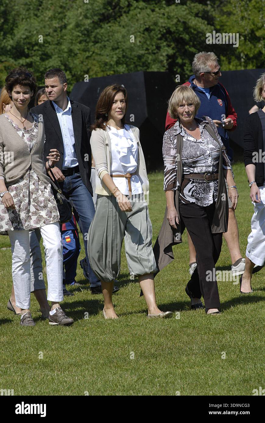 KØBENHAVN/KOPENHAGEN/DANMARK/DÄNEMARK. H.R.H. Crown ary Fond und danish Save the Children arrangierte Veranstaltung Kinder laufen und mary verleiht Läufern bei der Veranstaltung Medaillen, mary kommt an und wurde von Save the Children Generalsekretärin Mimi Stilling Jokobsen, Direktorin von mary Fond Birgitte Hagemann mary Walk trhougn Pulic begrüßt Hunderte von Eltern brachten ihre Kinder mit, um an Anti-Bully-Comagain teilzunehmen. mary ist Beschützerin der Anti-Mobbing-compaign Prinzessin mary bei der Ani-Mobbing-Veranstaltung im Faelledpark am 14. juni 2009 (FOTO: FRANCIS DEAN / DEAN PICTURES) Stockfoto