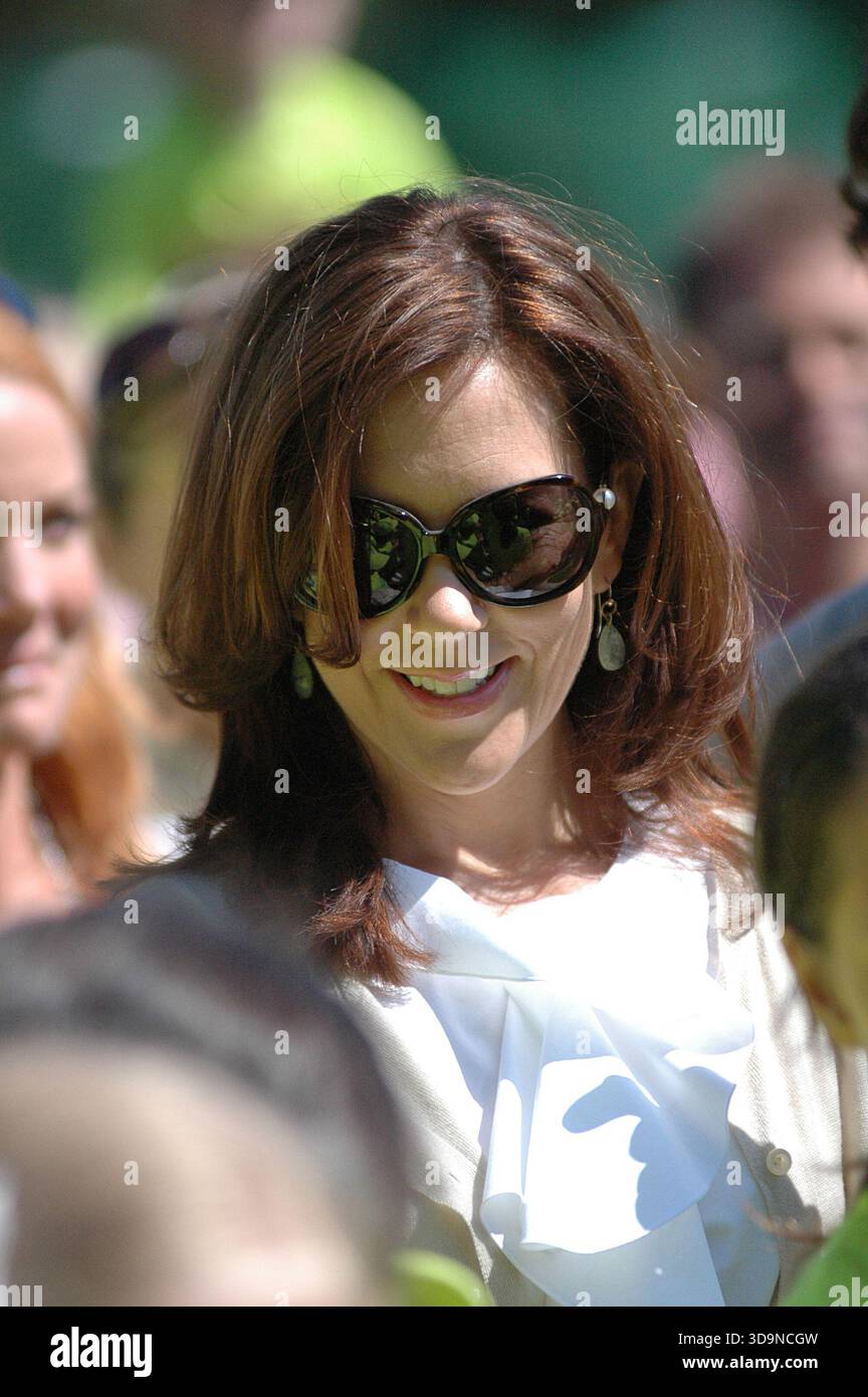 KØBENHAVN/KOPENHAGEN/DANMARK/DÄNEMARK. H.R.H. Crown ary Fond und danish Save the Children arrangierte Veranstaltung Kinder laufen und mary verleiht Läufern bei der Veranstaltung Medaillen, mary kommt an und wurde von Save the Children Generalsekretärin Mimi Stilling Jokobsen, Direktorin von mary Fond Birgitte Hagemann mary Walk trhougn Pulic begrüßt Hunderte von Eltern brachten ihre Kinder mit, um an Anti-Bully-Comagain teilzunehmen. mary ist Beschützerin der Anti-Mobbing-compaign Prinzessin mary bei der Ani-Mobbing-Veranstaltung im Faelledpark am 14. juni 2009 (FOTO: FRANCIS DEAN / DEAN PICTURES) Stockfoto