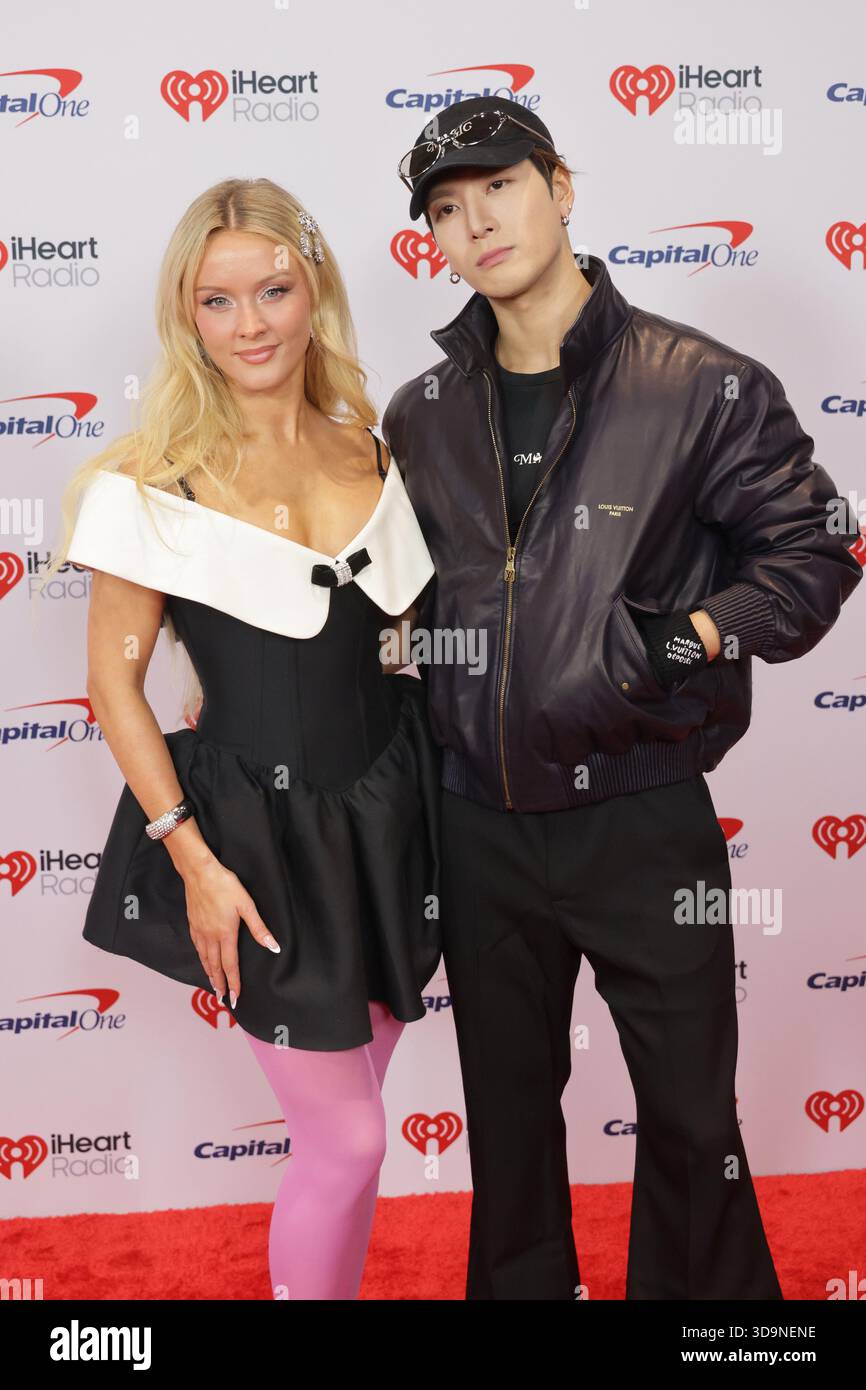 Inglewood, USA. Dezember 2025. Zara Larsson und Jackson Wang nehmen am 5. Dezember 2025 am iHeartRadio 102,7 KIIS FM's Jingle Ball 2025 im Intuit Dome in Los Angeles teil. Foto: Crash/imageSPACE Credit: Imagespace/Alamy Live News Stockfoto