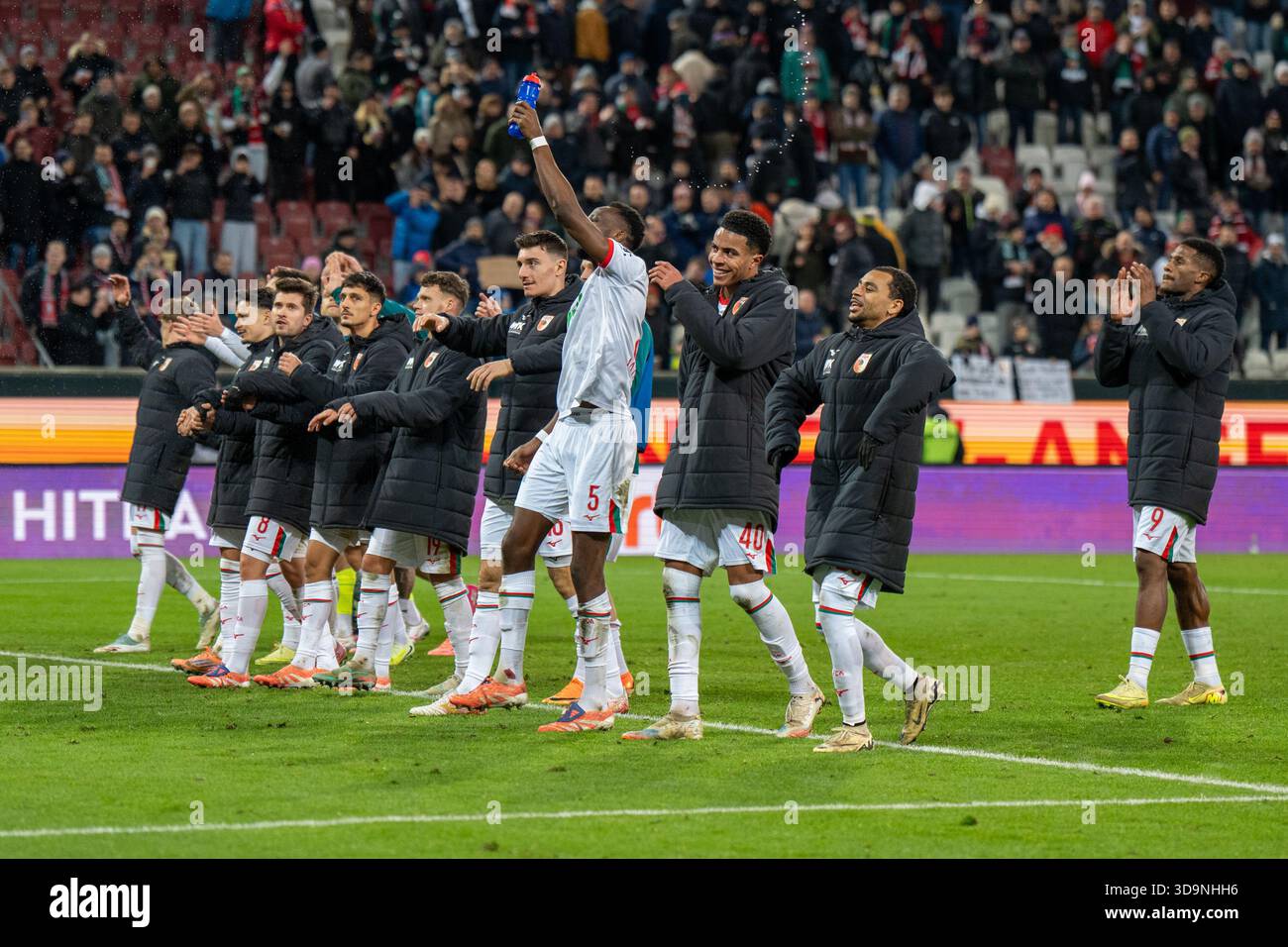 AUGSBURG, DEUTSCHLAND - 6. DEZEMBER 2025: Der FC Augsburg feiert den Sieg beim Bundesliga-Spiel zwischen dem FC Augsburg und Bayer 04 Leverkusen in der WWK Arena. Stockfoto