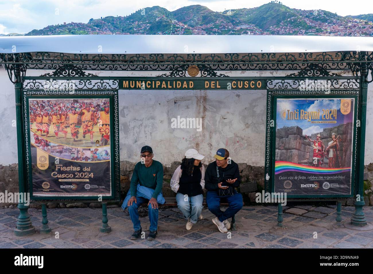 Bus fährt in Cusco, Peru. Stockfoto