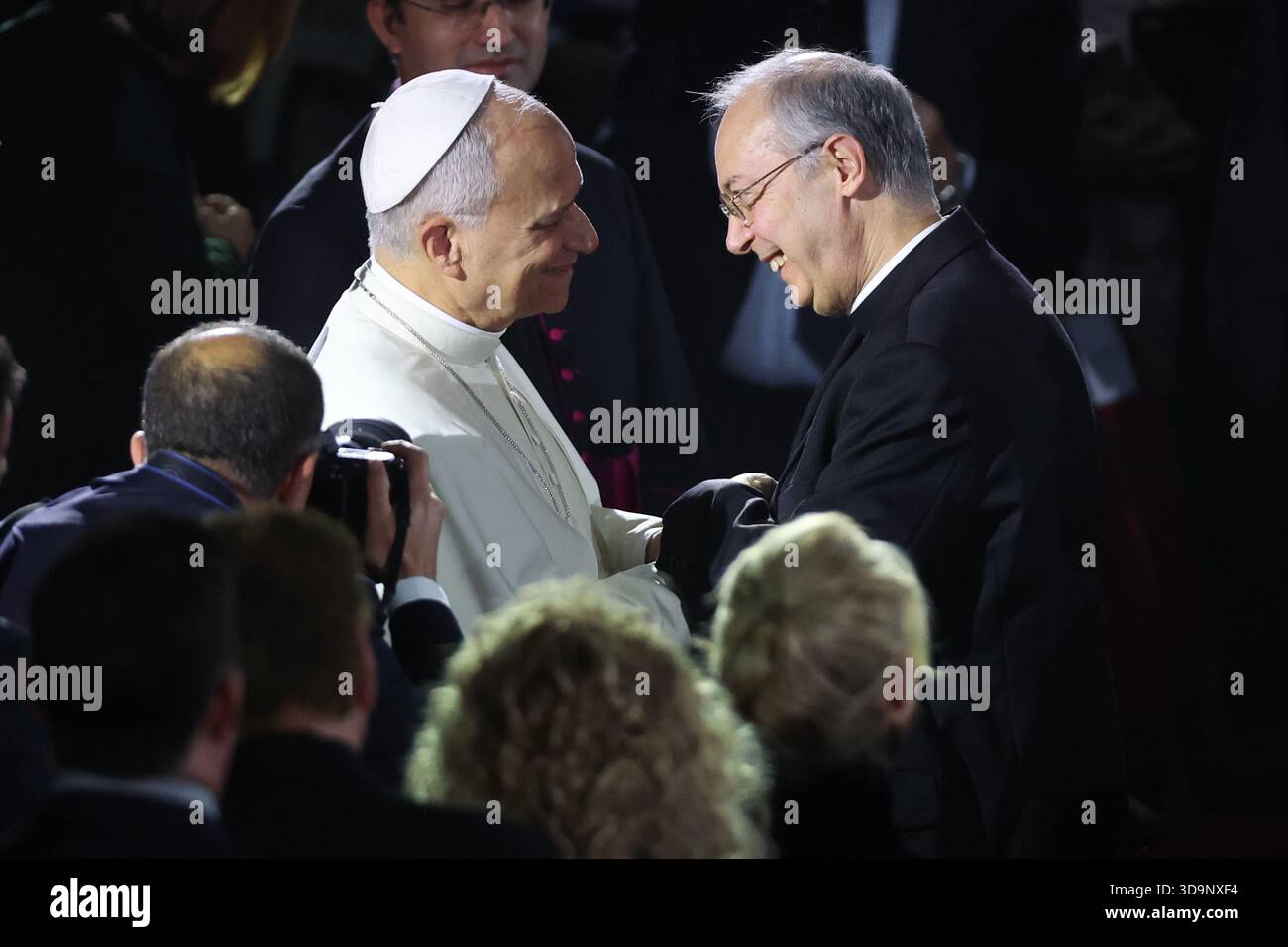 Vatikanstadt, Italien. Dezember 2025. Vatikanstadt, Italien - 6. Dezember 2025: Papst Leo XIV. Segnet und grüßt Don Marco Frisina. Papst Leo XIV. Nimmt an dem Konzert für die Armen mit dem kanadischen Sänger Michael Steven Buble und Serena Autieri Teil, das im Paul VI. Saal im Vatikan stattfindet. Quelle: Unabhängige Fotoagentur/Alamy Live News Stockfoto