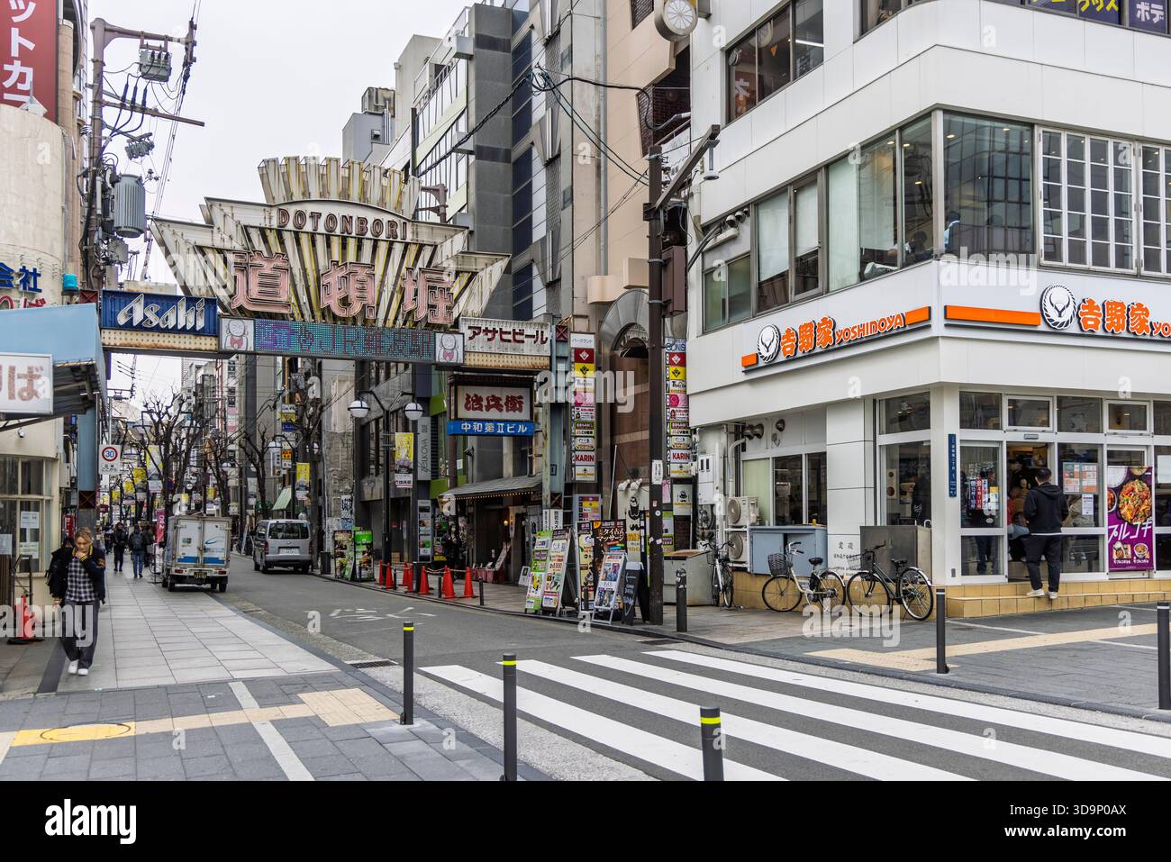 Osaka, Japan - 31. März 2025: Eingangstor Dotonbori District, eines der wichtigsten Touristen- und Nachtleben Osakas, in Osaka, Japan Stockfoto