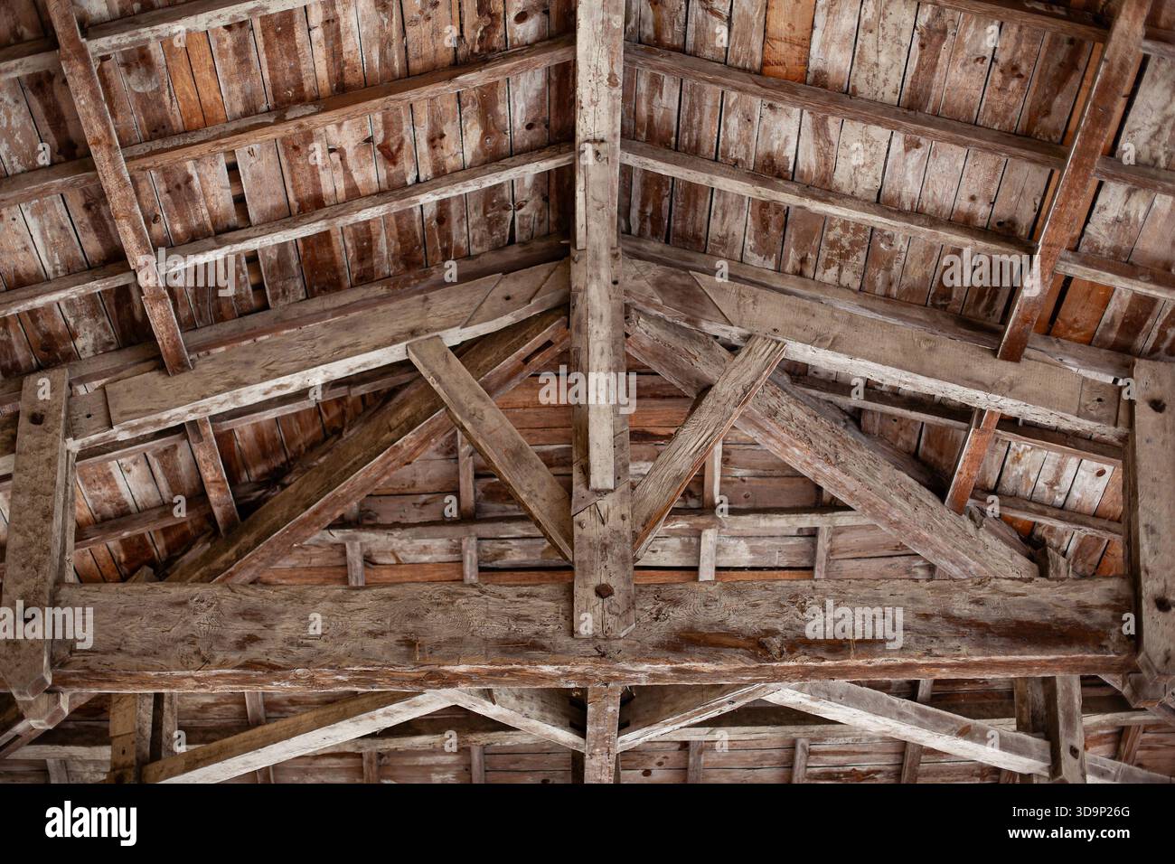 Ein alter Holzrahmen in einem Bauernhaus in Frankreich Stockfoto