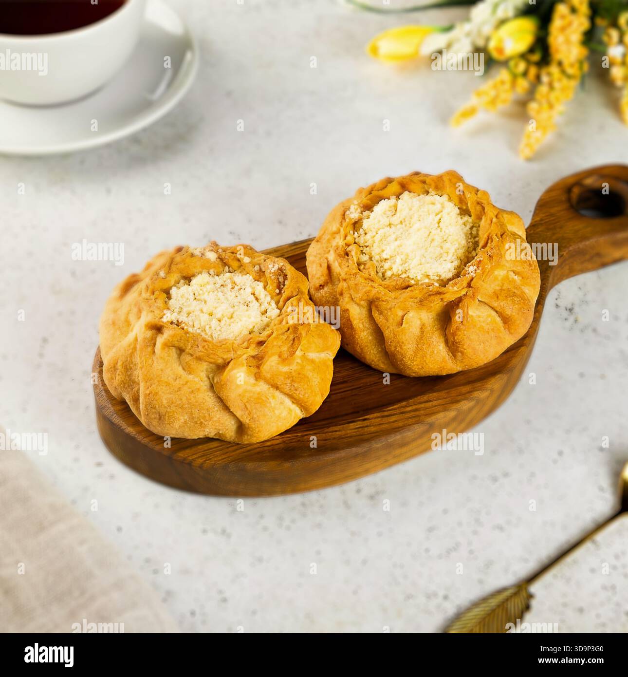 Hausmannskost. Offene Mini-Kuchen mit Hüttenkäse, selektiver Fokus Stockfoto