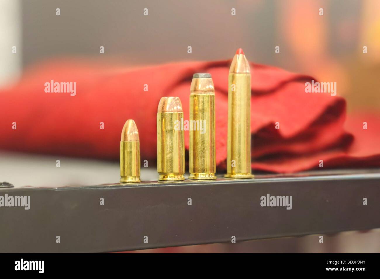 Verschiedene großkalibrige Pistolenmunition Stockfoto