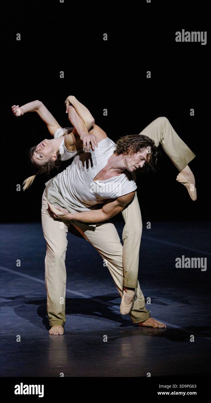Hamburg, Deutschland. Dezember 2025. Hayley Page und Florian Pohl tanzen bei der Fotoprobe der Uraufführung von 'Äther', die in der Ballettpremiere 'Romantic Evolution/s' am 7. Dezember an der Hamburger Staatsoper aufgeführt wird. Quelle: Markus Scholz/dpa/Alamy Live News Stockfoto