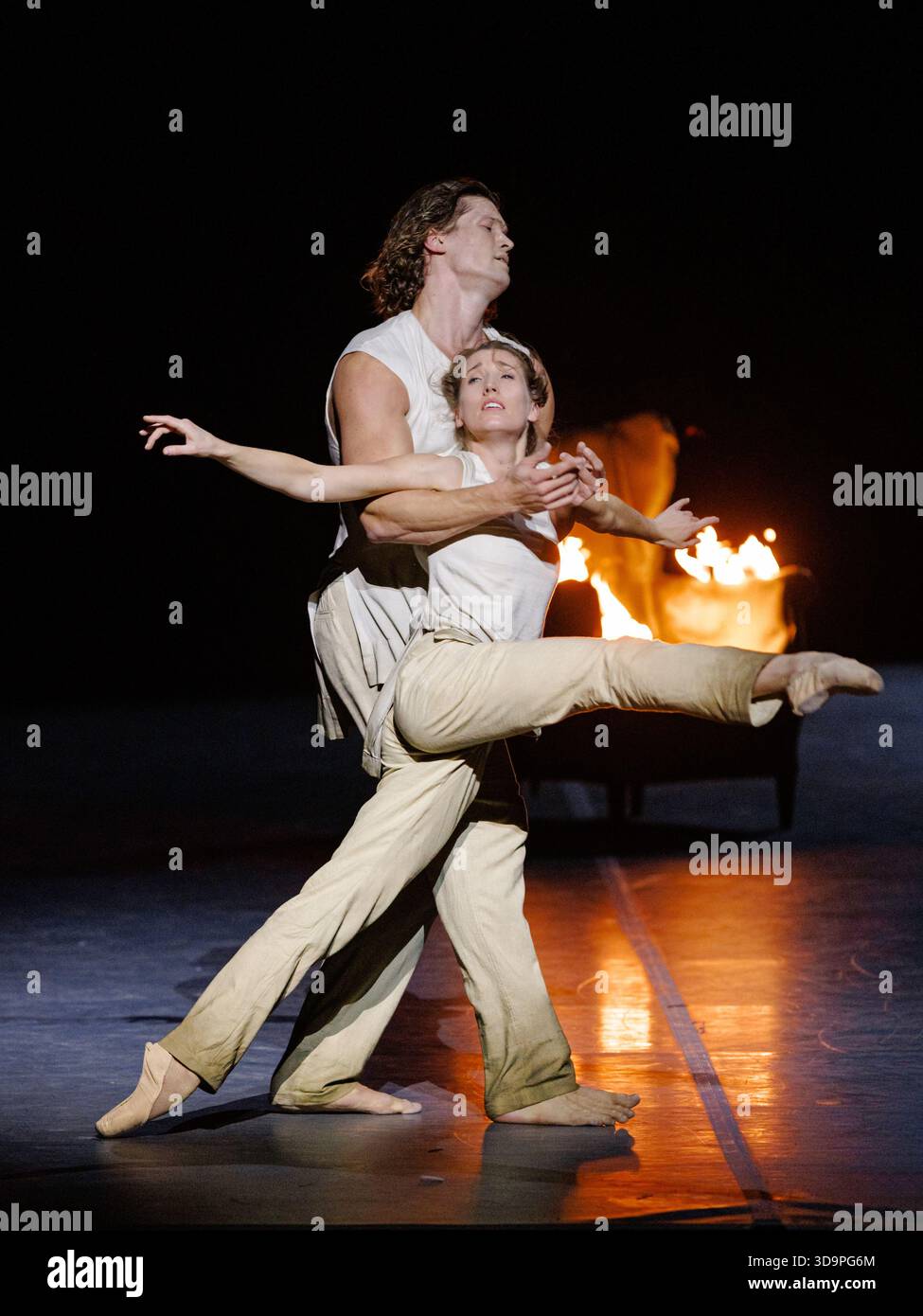 Hamburg, Deutschland. Dezember 2025. Hayley Page und Florian Pohl tanzen bei der Fotoprobe der Uraufführung von 'Äther', die in der Ballettpremiere 'Romantic Evolution/s' am 7. Dezember an der Hamburger Staatsoper aufgeführt wird. Quelle: Markus Scholz/dpa/Alamy Live News Stockfoto