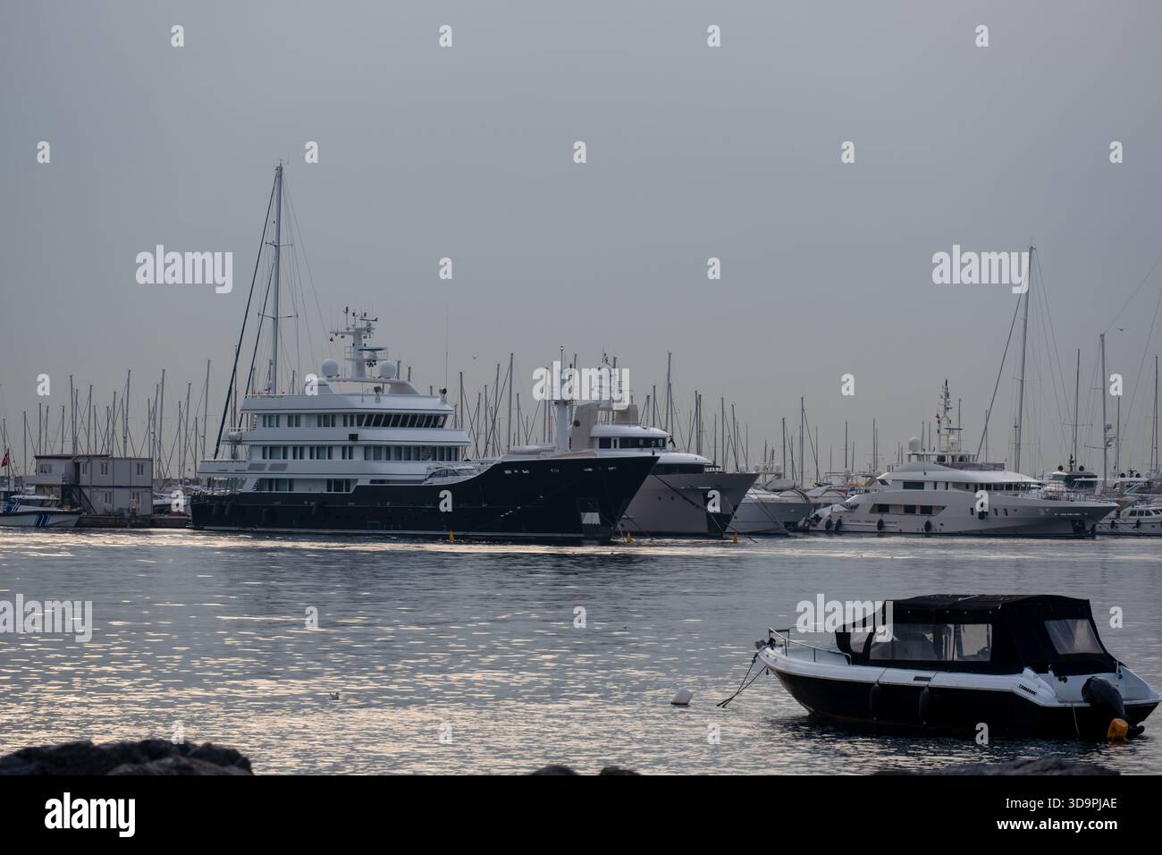 Boot vorbei am Yachthafen mit verankerten Yachten an der Küste von Pendik, Istanbul, Türkei, Luxusyachten, Hafen, Seeverkehr, ruhiges Meer, städtische Küste, taglig Stockfoto